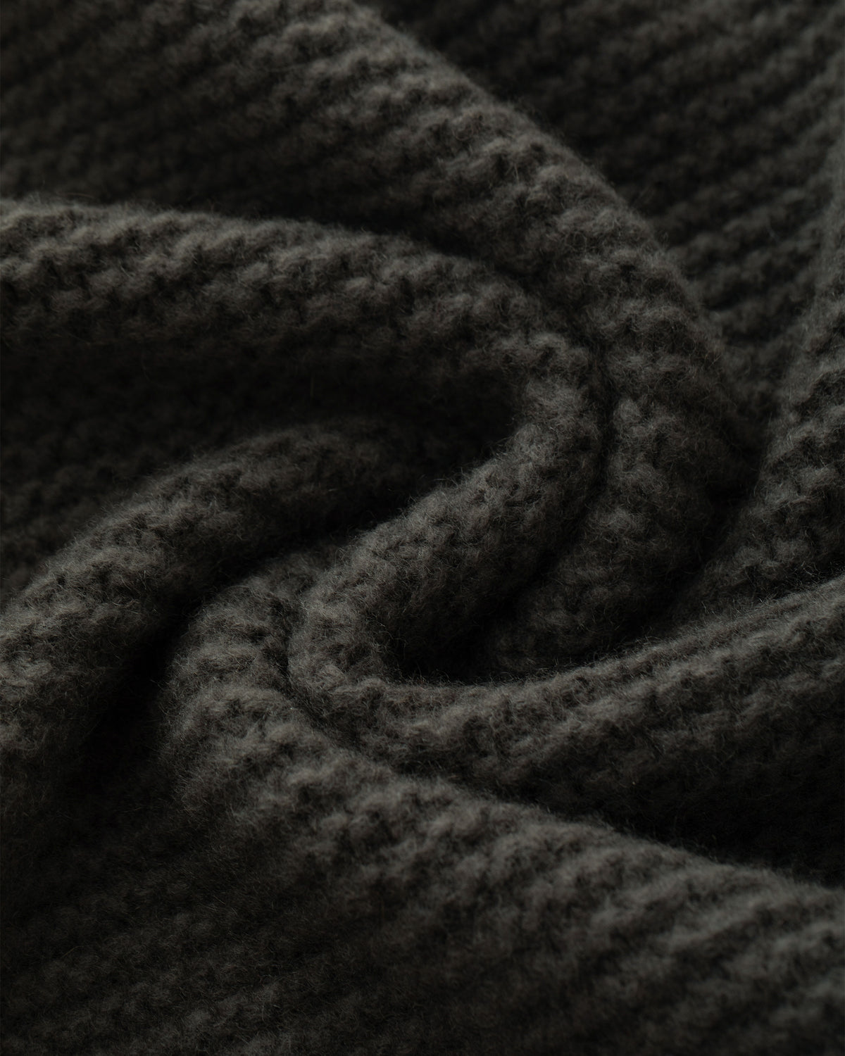 Damen Mantel aus 75% Kaschmir, 25% Seide in Black Forest – Mantel mit breitem, umgelegtem Kragen, verdeckter Knopfleiste mit Druckknöpfen, zwei aufgesetzten Taschen auf Hüfthöhe und strukturierter Strickoberfläche mit horizontal verlaufendem Muster in verlängerter, wadenlanger Schnittform.