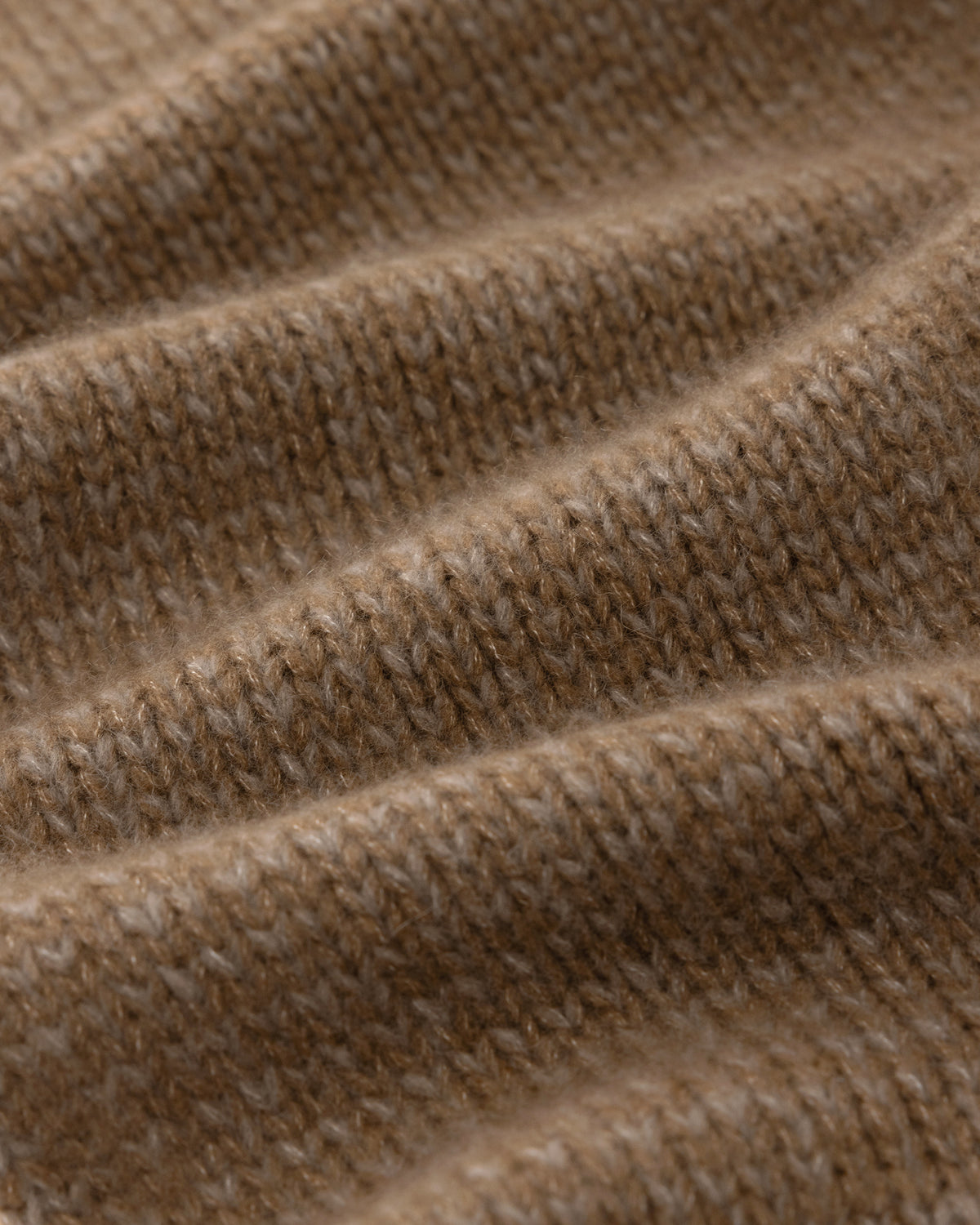 Schal aus 75% Kaschmir, 25% Seide in Cocoa Twine – Glatt gestrickter Schal mit Saumabschluss in Rippstruktur.