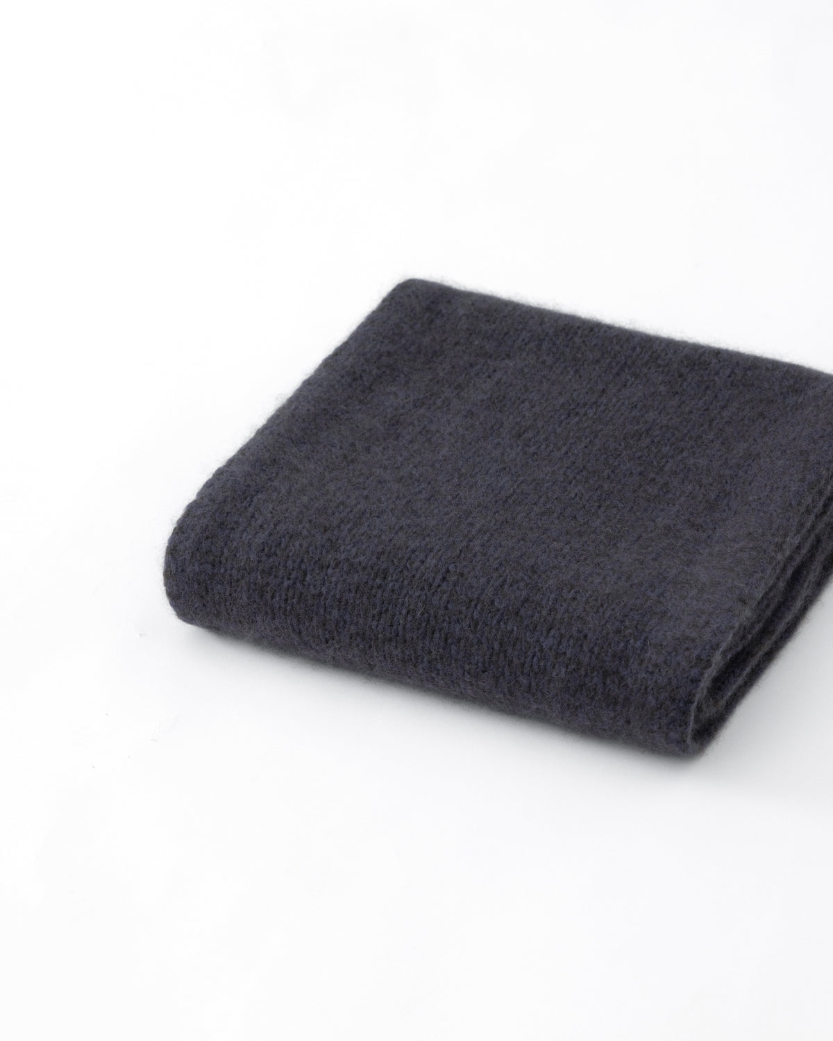 Schal aus 75% Kaschmir, 25% Seide in Forest Grey – Glatt gestrickter Schal mit Saumabschluss in Rippstruktur.