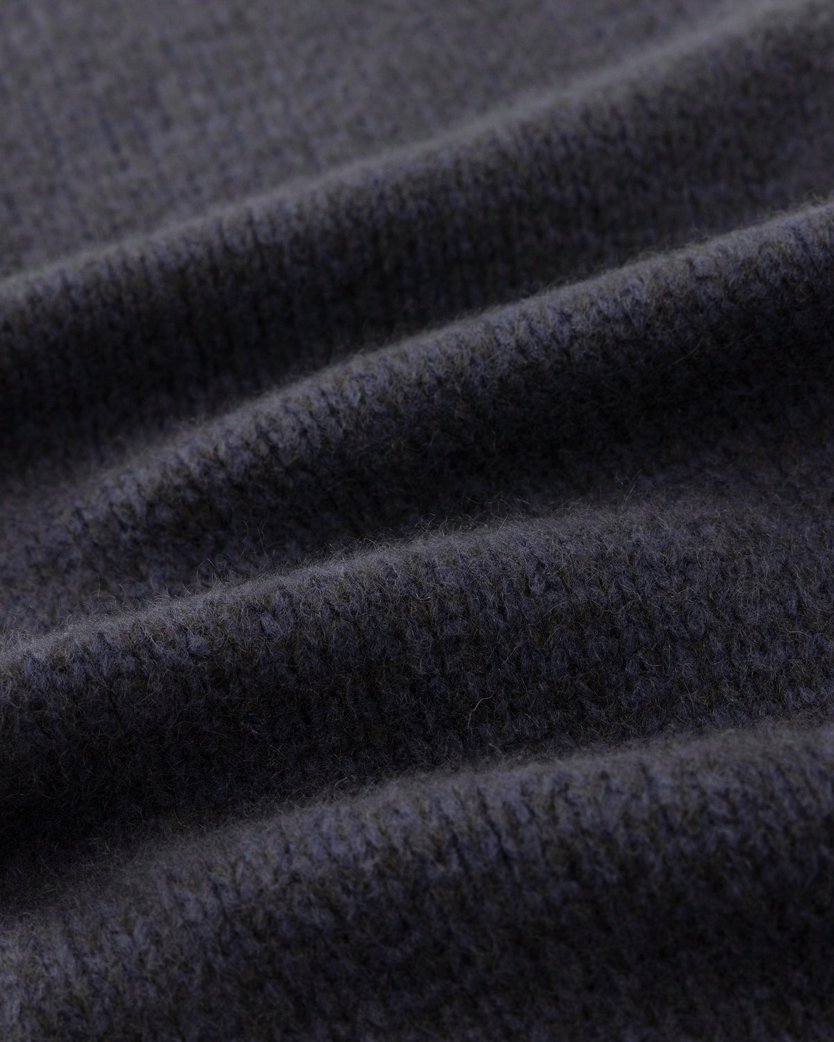 Schal aus 75% Kaschmir, 25% Seide in Forest Grey – Glatt gestrickter Schal mit Saumabschluss in Rippstruktur.