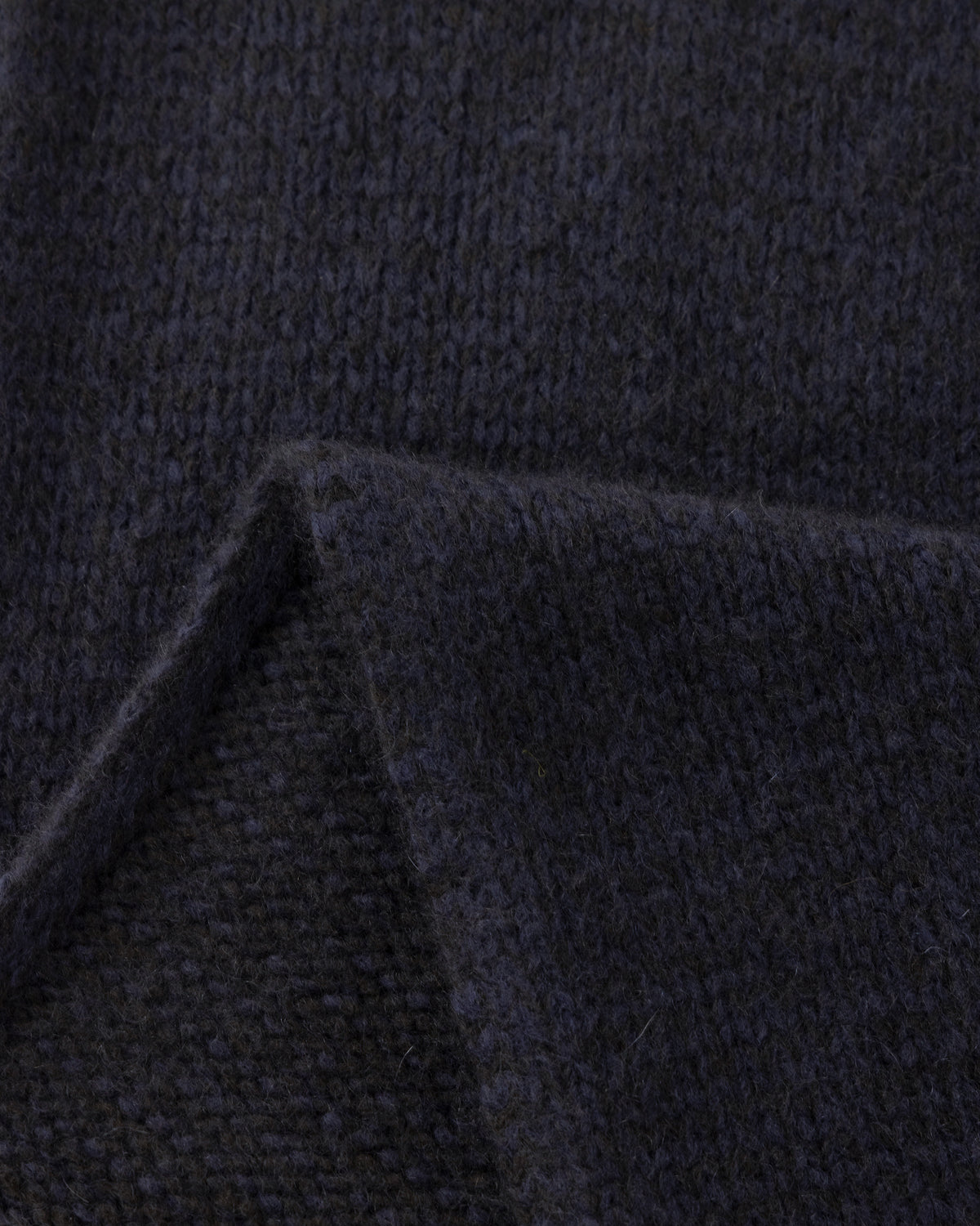 Schal aus 75% Kaschmir, 25% Seide in Forest Grey – Glatt gestrickter Schal mit Saumabschluss in Rippstruktur.