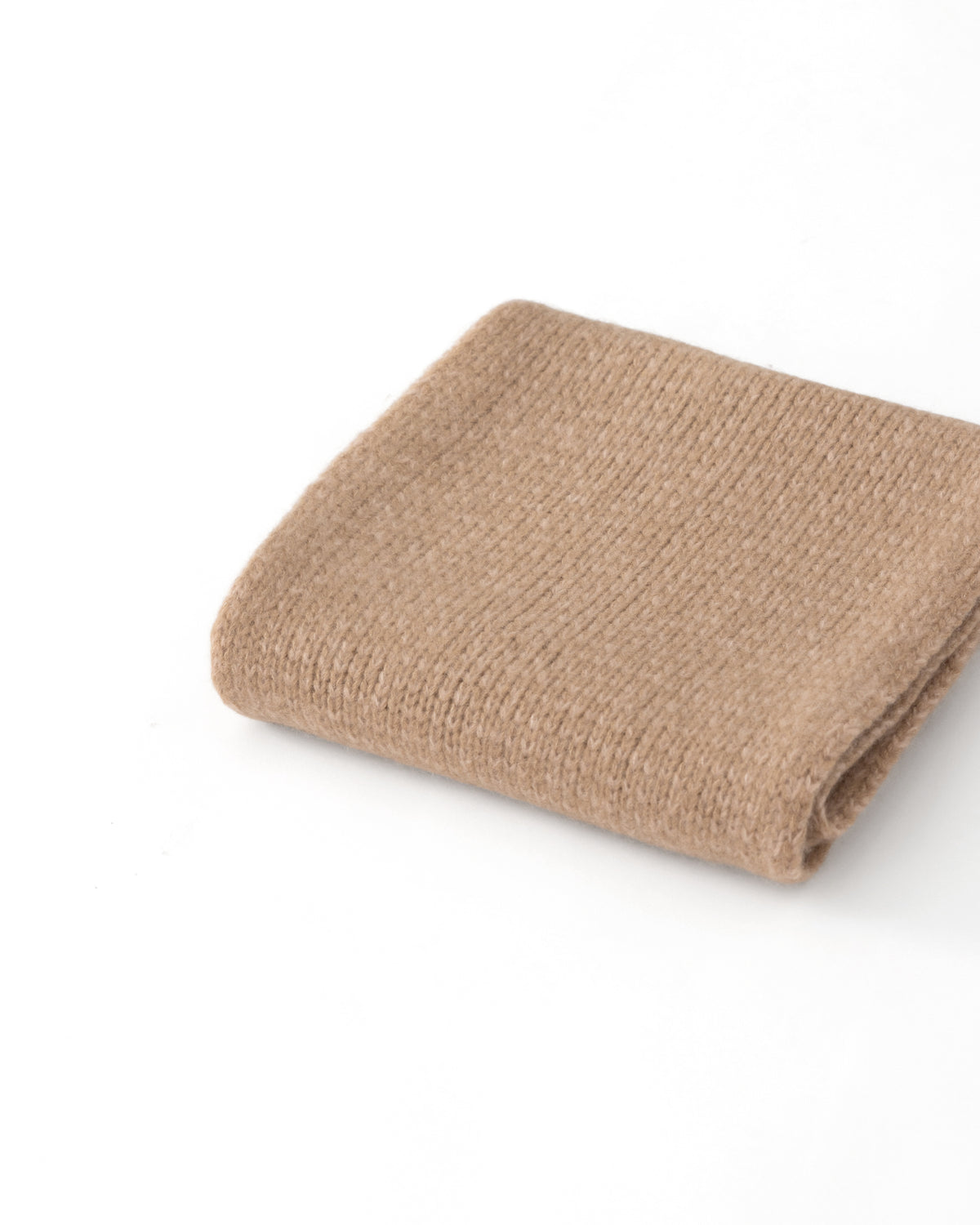 Schal aus 75% Kaschmir, 25% Seide in Sand Rose – Glatt gestrickter Schal mit Saumabschluss in Rippstruktur.
