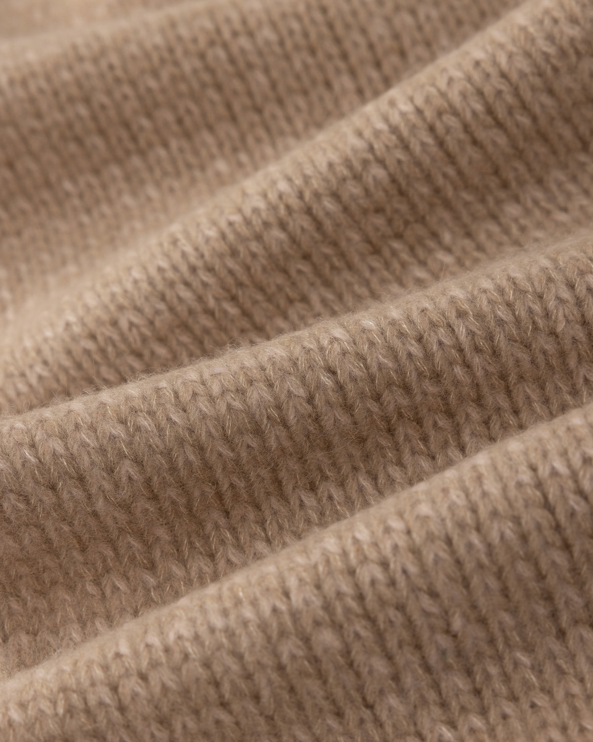 Schal aus 75% Kaschmir, 25% Seide in Sand Rose – Glatt gestrickter Schal mit Saumabschluss in Rippstruktur.