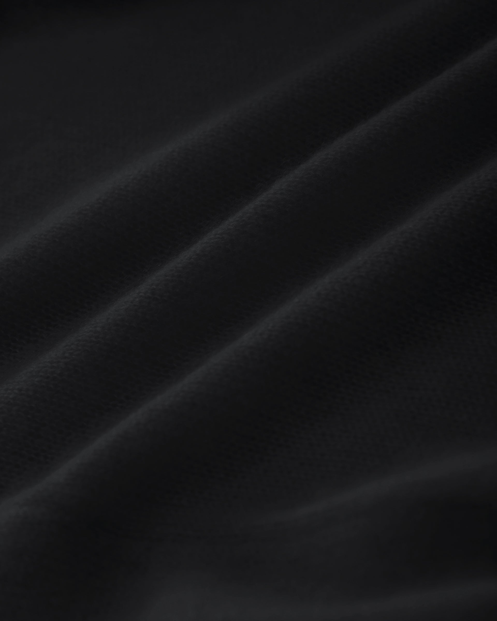 Damen Strickmantel in black (schwarz) aus Kaschmir-Seide – glatt und leicht gestrickt, relaxte Passform, überschnittene Schultern, lange relaxte Ärmel mit Rippbündchen, Saum in Rippstruktur und langer Gürtel.