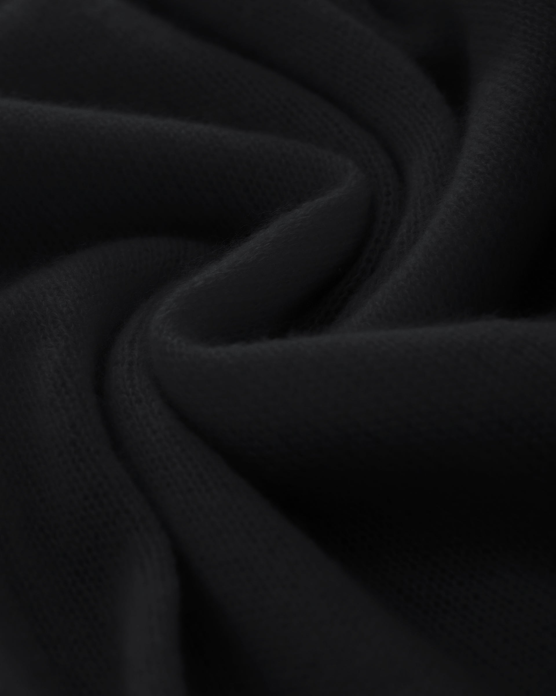 Damen Strickmantel in black (schwarz) aus Kaschmir-Seide – glatt und leicht gestrickt, relaxte Passform, überschnittene Schultern, lange relaxte Ärmel mit Rippbündchen, Saum in Rippstruktur und langer Gürtel.