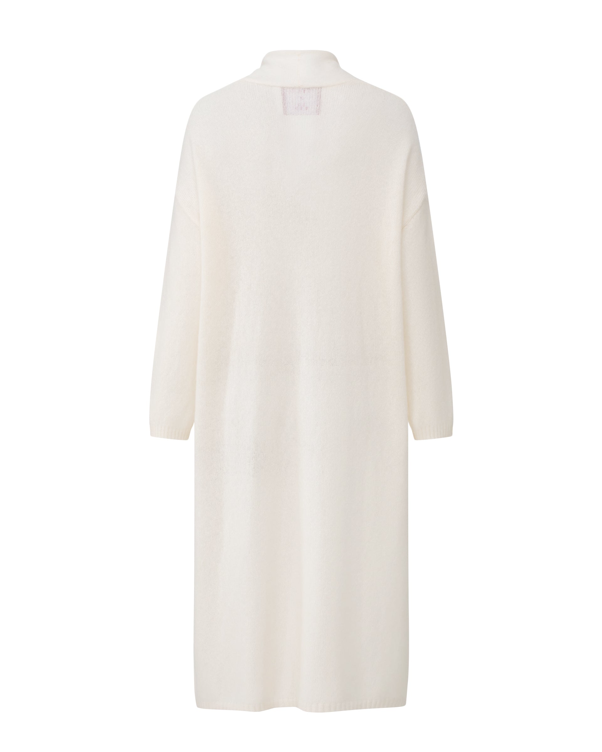 Damen Strickmantel in ivory (cremeweiß) aus Kaschmir-Seide – glatt und leicht gestrickt, relaxte Passform, überschnittene Schultern, lange relaxte Ärmel mit Rippbündchen, Saum in Rippstruktur und langer Gürtel.