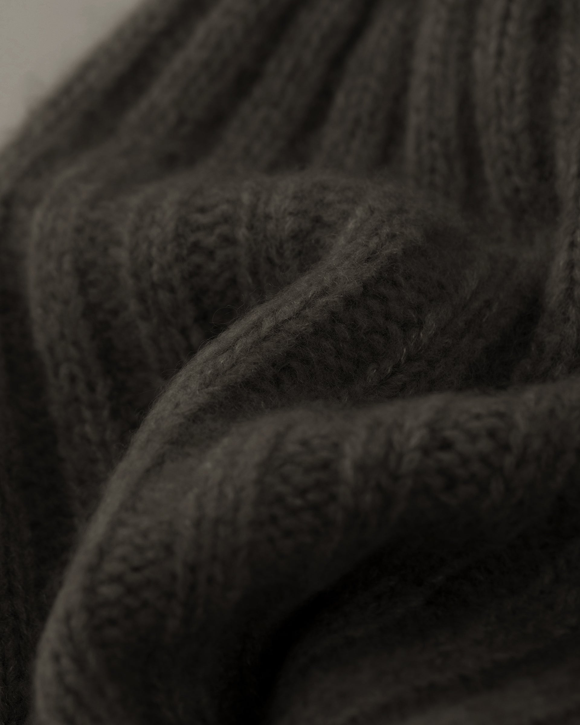 Damen Mütze aus 75 % Kaschmir und 25 % Seide in Black Forest – Mütze in mittelschwerer Strickqualität mit Rippstruktur und klassischem Umschlag. Das zeitlose Design verbindet hohen Tragekomfort mit einer weichen, wärmenden Haptik.