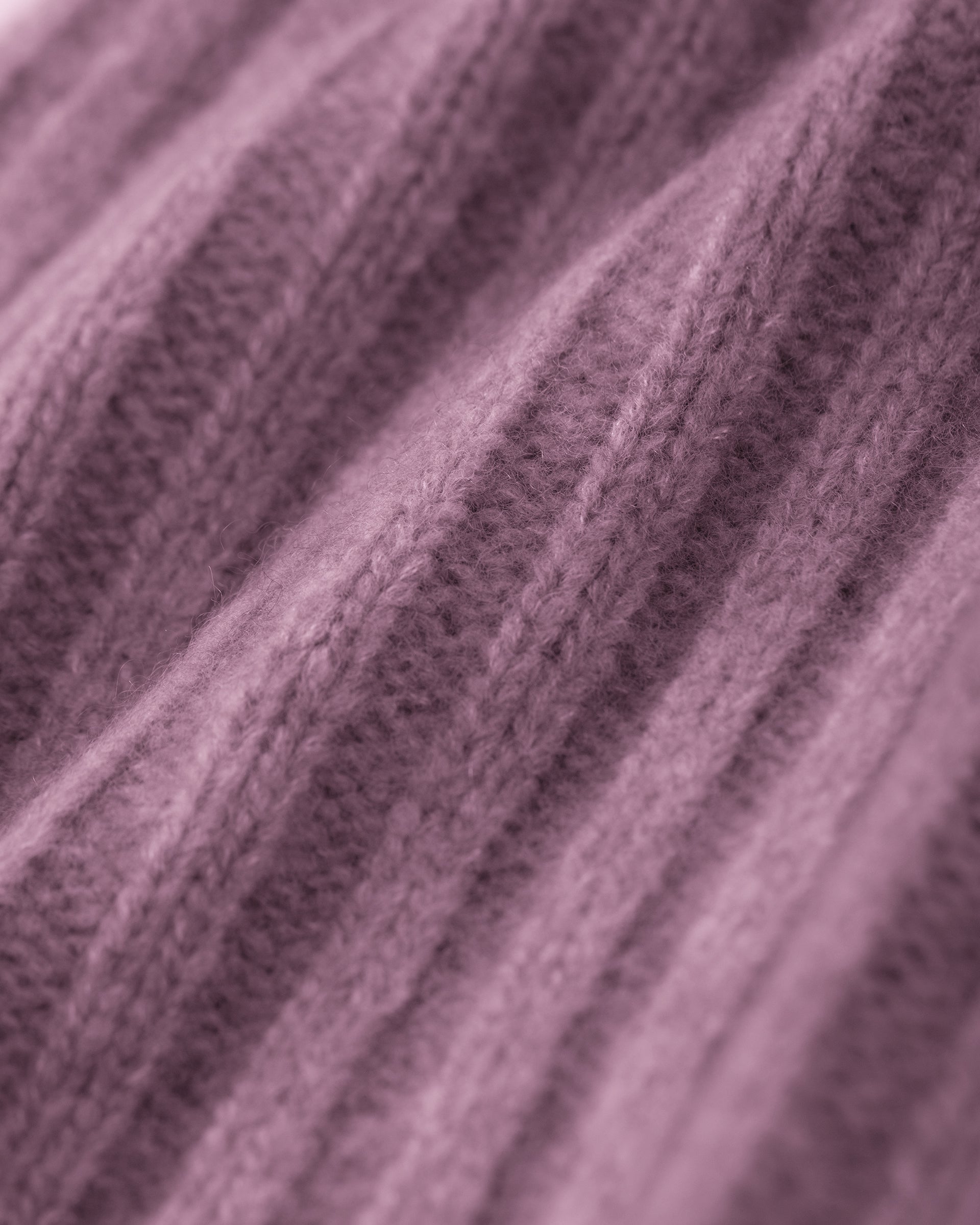 Damen Mütze aus 75 % Kaschmir und 25 % Seide in Lilac Mist – Mütze in mittelschwerer Strickqualität mit Rippstruktur und klassischem Umschlag. Das zeitlose Design verbindet hohen Tragekomfort mit einer weichen, wärmenden Haptik.
