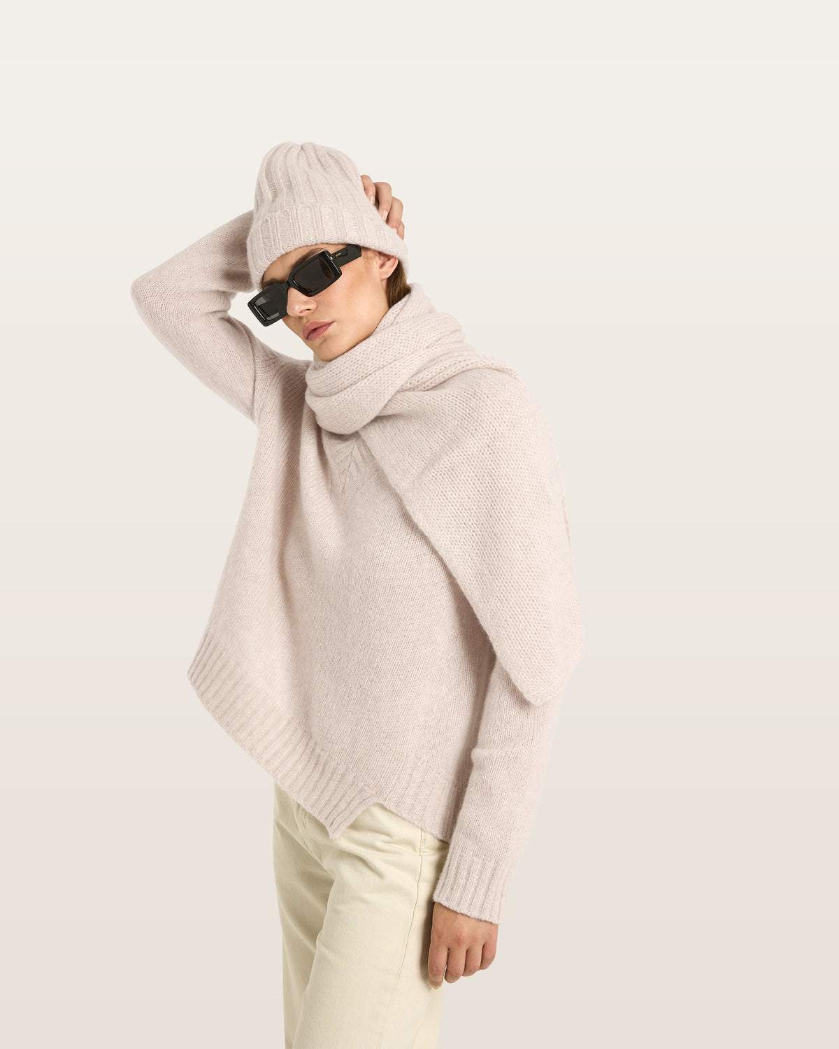 Damen Mütze aus 75 % Kaschmir und 25 % Seide in Wheat – Mütze in mittelschwerer Strickqualität mit Rippstruktur und klassischem Umschlag. Das zeitlose Design verbindet hohen Tragekomfort mit einer weichen, wärmenden Haptik.