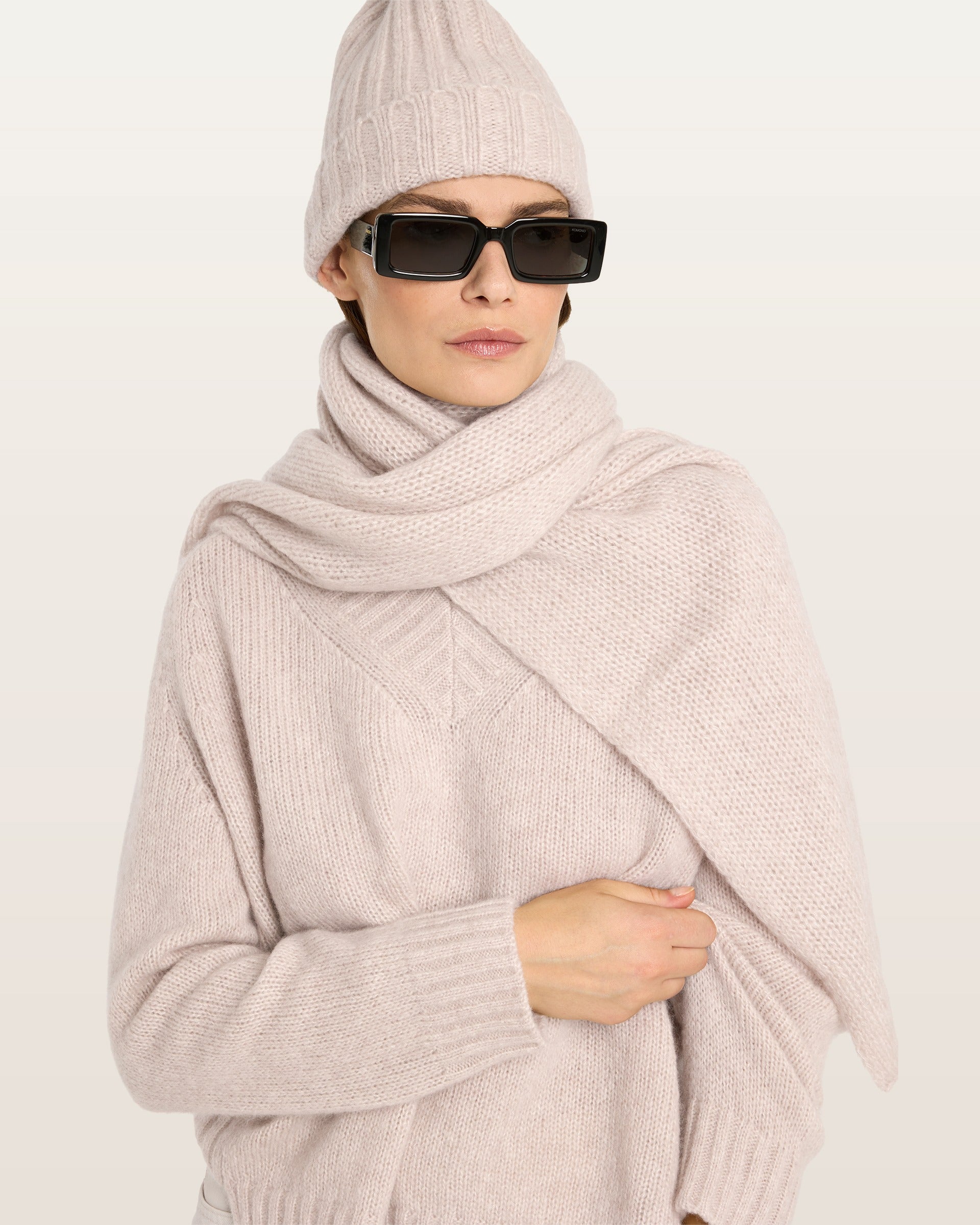 Damen Mütze aus 75 % Kaschmir und 25 % Seide in Wheat – Mütze in mittelschwerer Strickqualität mit Rippstruktur und klassischem Umschlag. Das zeitlose Design verbindet hohen Tragekomfort mit einer weichen, wärmenden Haptik.