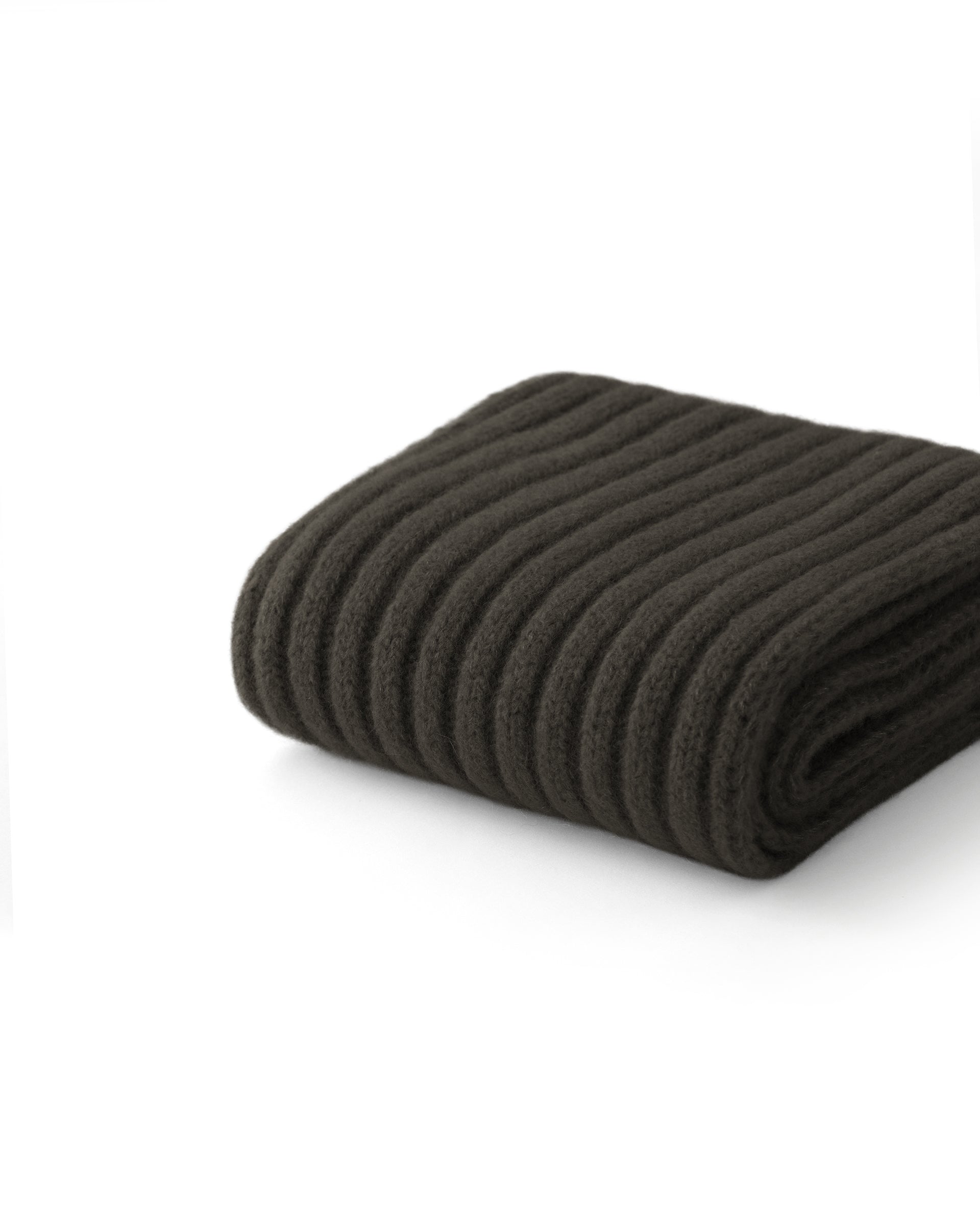 Damen Schal aus 75 % Kaschmir und 25 % Seide in Black Forest – Schal in mittelschwerer Strickqualität mit Rippstruktur. Das zeitlose Design überzeugt durch seine weiche Haptik und vielseitigen Stylingmöglichkeiten.