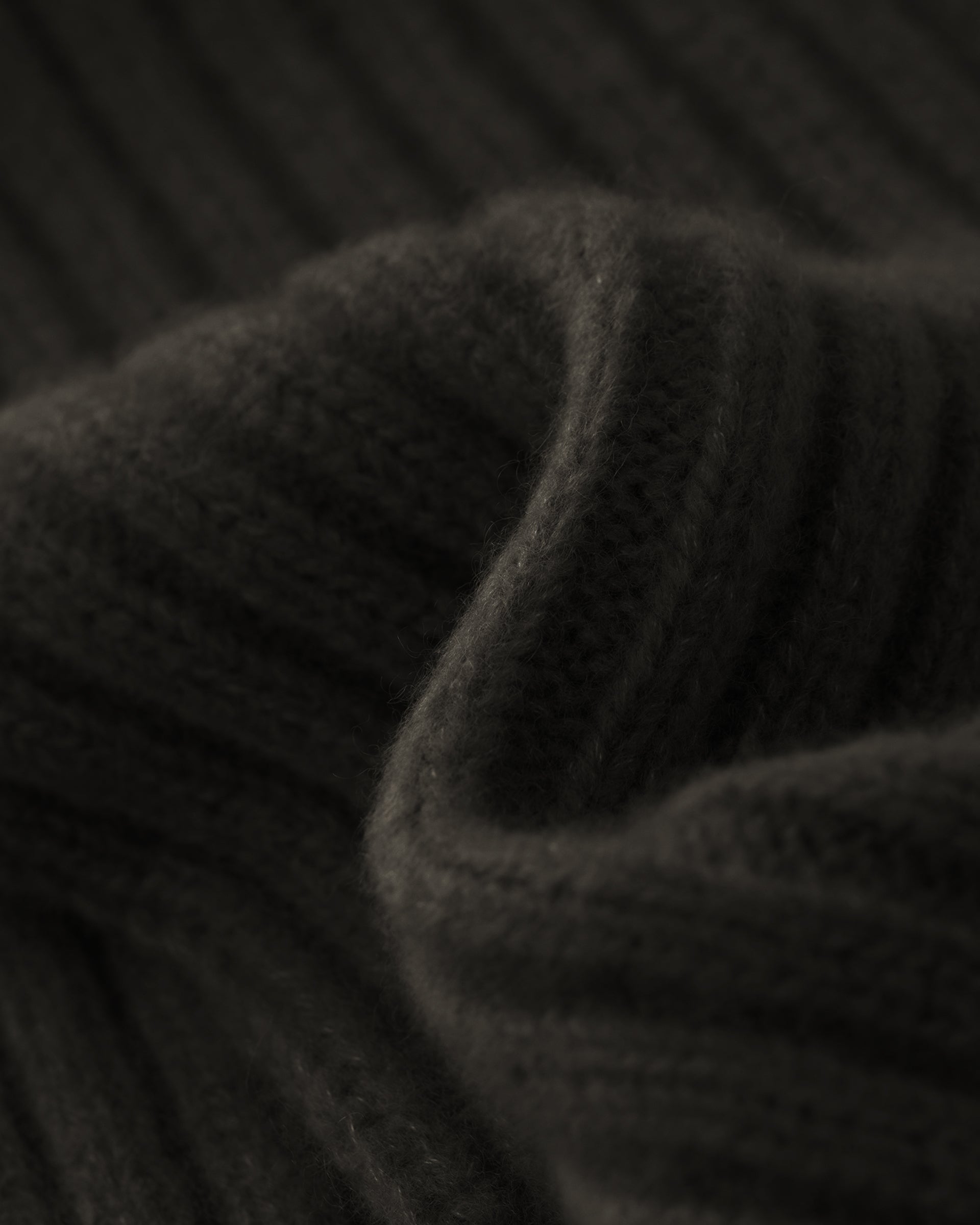 Damen Schal aus 75 % Kaschmir und 25 % Seide in Black Forest – Schal in mittelschwerer Strickqualität mit Rippstruktur. Das zeitlose Design überzeugt durch seine weiche Haptik und vielseitigen Stylingmöglichkeiten.