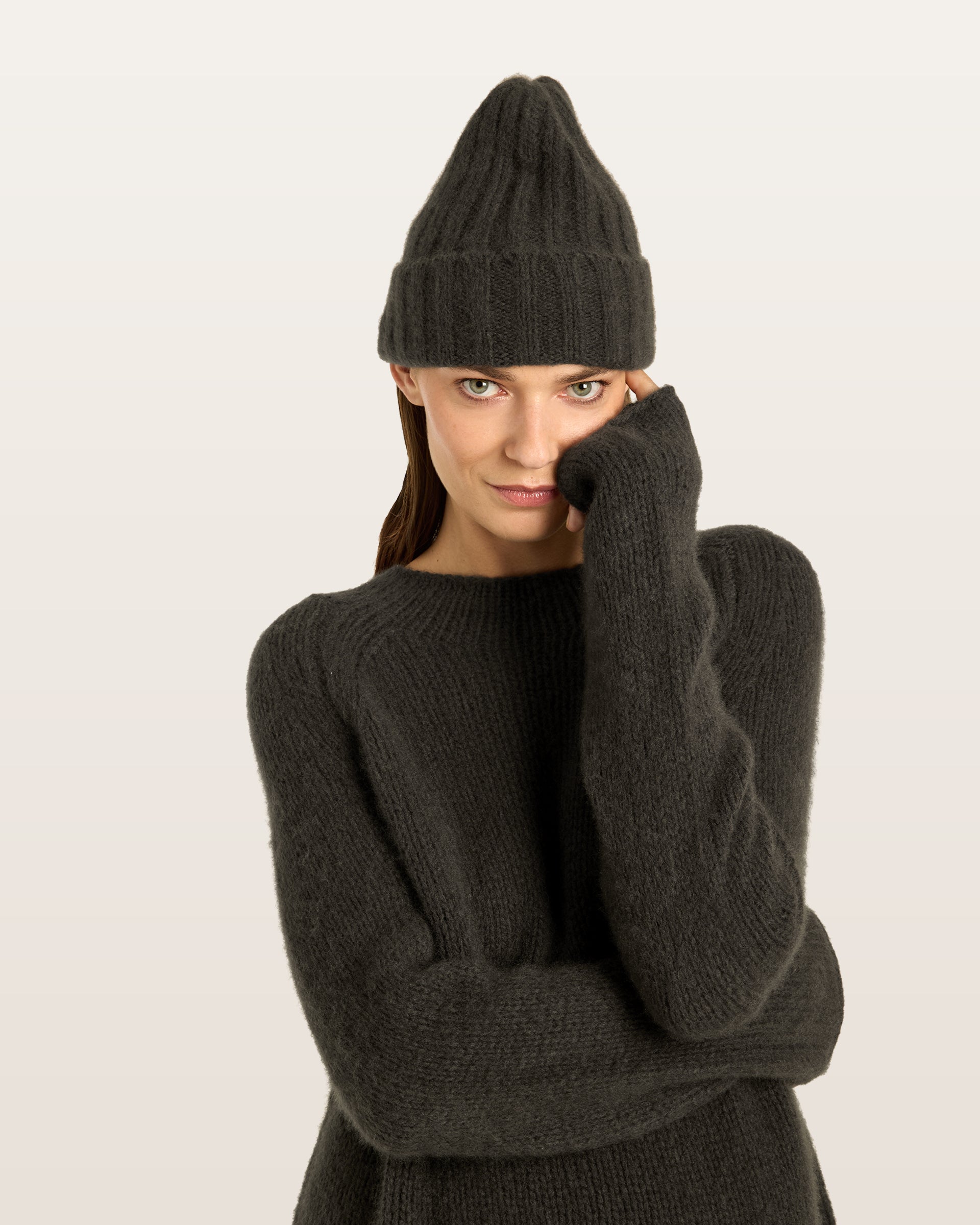 Damen Mütze aus 75 % Kaschmir und 25 % Seide in Black Forest – Mütze in mittelschwerer Strickqualität mit Rippstruktur und klassischem Umschlag. Das zeitlose Design verbindet hohen Tragekomfort mit einer weichen, wärmenden Haptik.
