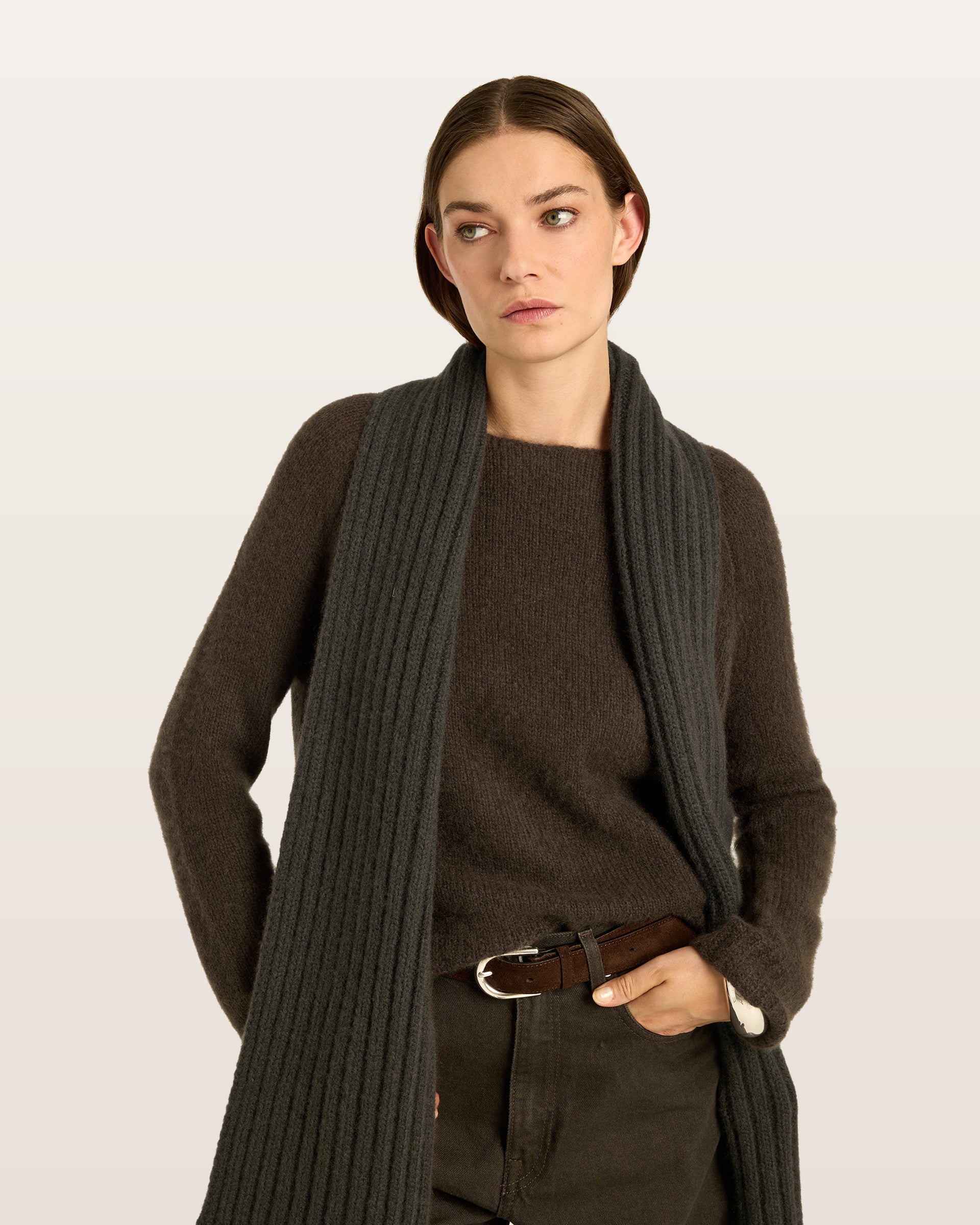 Damen Schal aus 75 % Kaschmir und 25 % Seide in Black Forest – Schal in mittelschwerer Strickqualität mit Rippstruktur. Das zeitlose Design überzeugt durch seine weiche Haptik und vielseitigen Stylingmöglichkeiten.