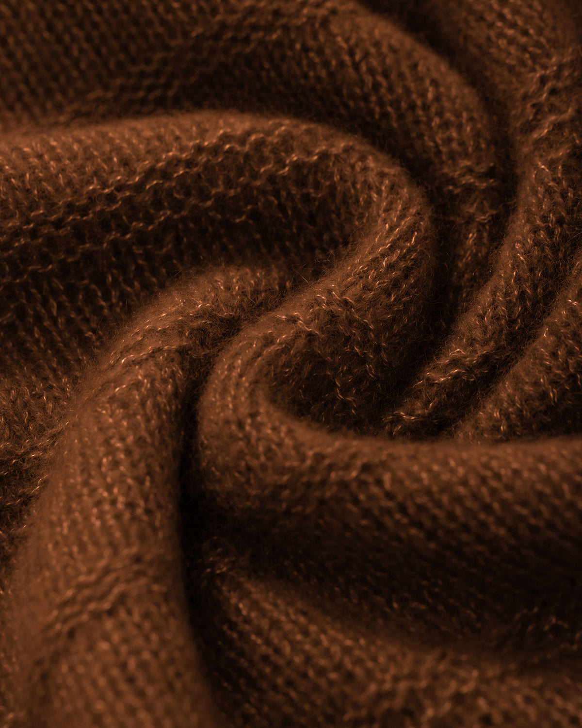 Damen Pullover aus 75 % Kaschmir und 25 % Seide in Chocolate Cremoso – glatt und links gestrickter Pullover mit Streifenmuster in mittelschwerer Qualität und oversized Passform. Das Modell verfügt über einen Stehkragen, eine überschnittene Schulter sowie lange, schmale Ärmel und überzeugt mit einer modernen, entspannten Silhouette.
