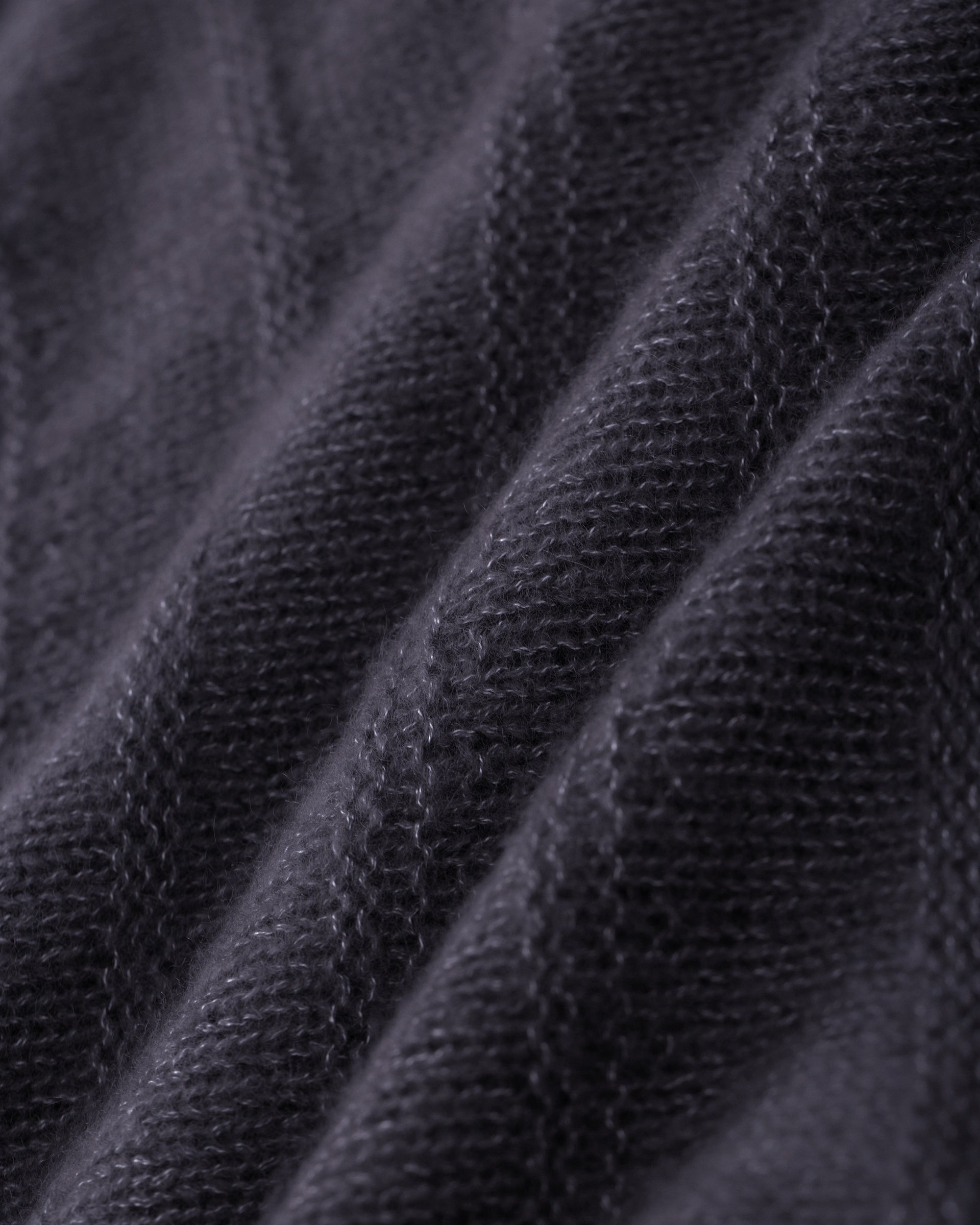 Damen Pullover aus 75 % Kaschmir und 25 % Seide in Graphite Grey – glatt und links gestrickter Pullover mit Streifenmuster in mittelschwerer Qualität und oversized Passform. Das Modell verfügt über einen Stehkragen, eine überschnittene Schulter sowie lange, schmale Ärmel und überzeugt mit einer modernen, entspannten Silhouette.