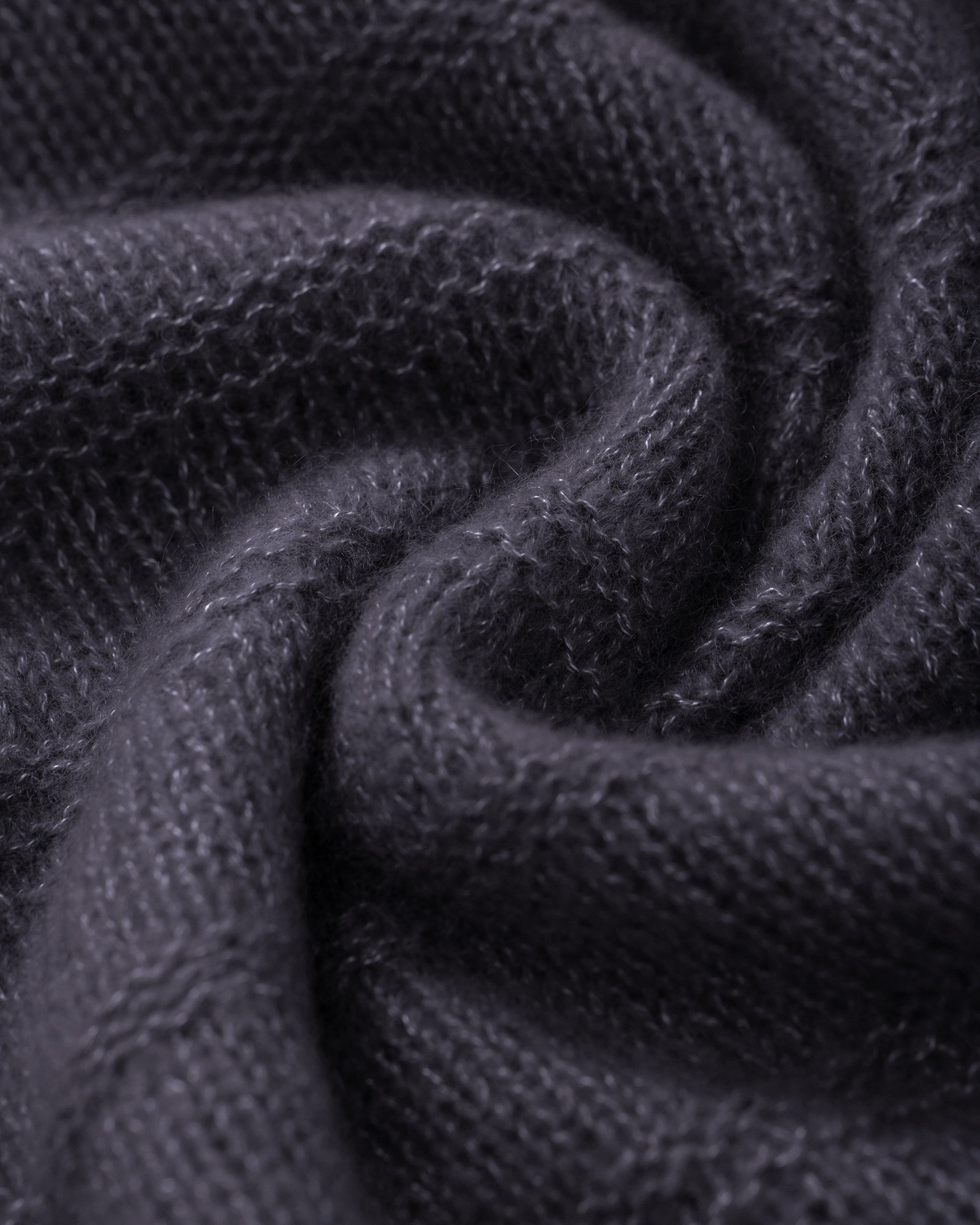 Damen Pullover aus 75 % Kaschmir und 25 % Seide in Graphite Grey – glatt und links gestrickter Pullover mit Streifenmuster in mittelschwerer Qualität und oversized Passform. Das Modell verfügt über einen Stehkragen, eine überschnittene Schulter sowie lange, schmale Ärmel und überzeugt mit einer modernen, entspannten Silhouette.