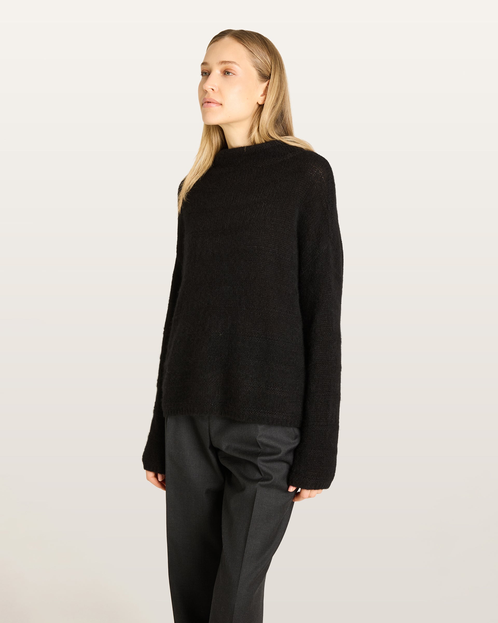 Damen Pullover aus 75 % Kaschmir und 25 % Seide in Black – glatt und links gestrickter Pullover mit Streifenmuster in mittelschwerer Qualität und oversized Passform. Das Modell verfügt über einen Stehkragen, eine überschnittene Schulter sowie lange, schmale Ärmel und überzeugt mit einer modernen, entspannten Silhouette.
