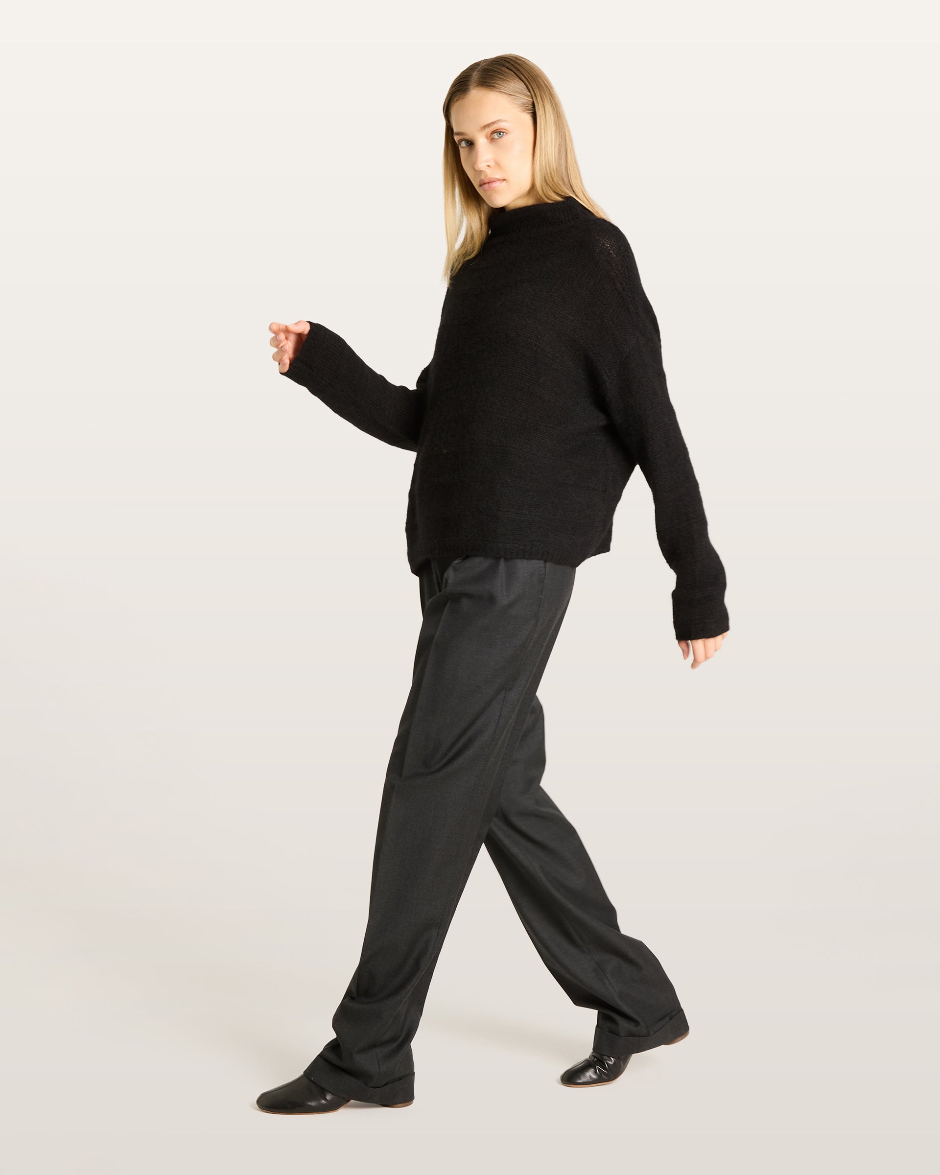 Damen Pullover aus 75 % Kaschmir und 25 % Seide in Black – glatt und links gestrickter Pullover mit Streifenmuster in mittelschwerer Qualität und oversized Passform. Das Modell verfügt über einen Stehkragen, eine überschnittene Schulter sowie lange, schmale Ärmel und überzeugt mit einer modernen, entspannten Silhouette.