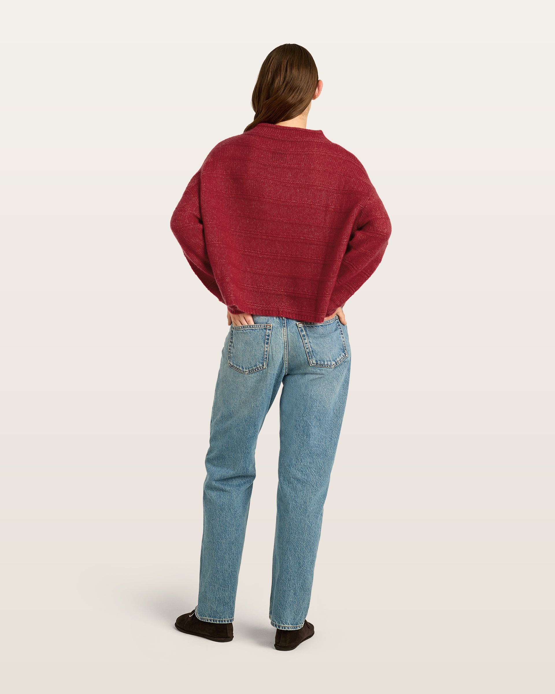 Damen Pullover aus 75 % Kaschmir und 25 % Seide in Royal Garnet – glatt und links gestrickter Pullover mit Streifenmuster in mittelschwerer Qualität und oversized Passform. Das Modell verfügt über einen Stehkragen, eine überschnittene Schulter sowie lange, schmale Ärmel und überzeugt mit einer modernen, entspannten Silhouette.