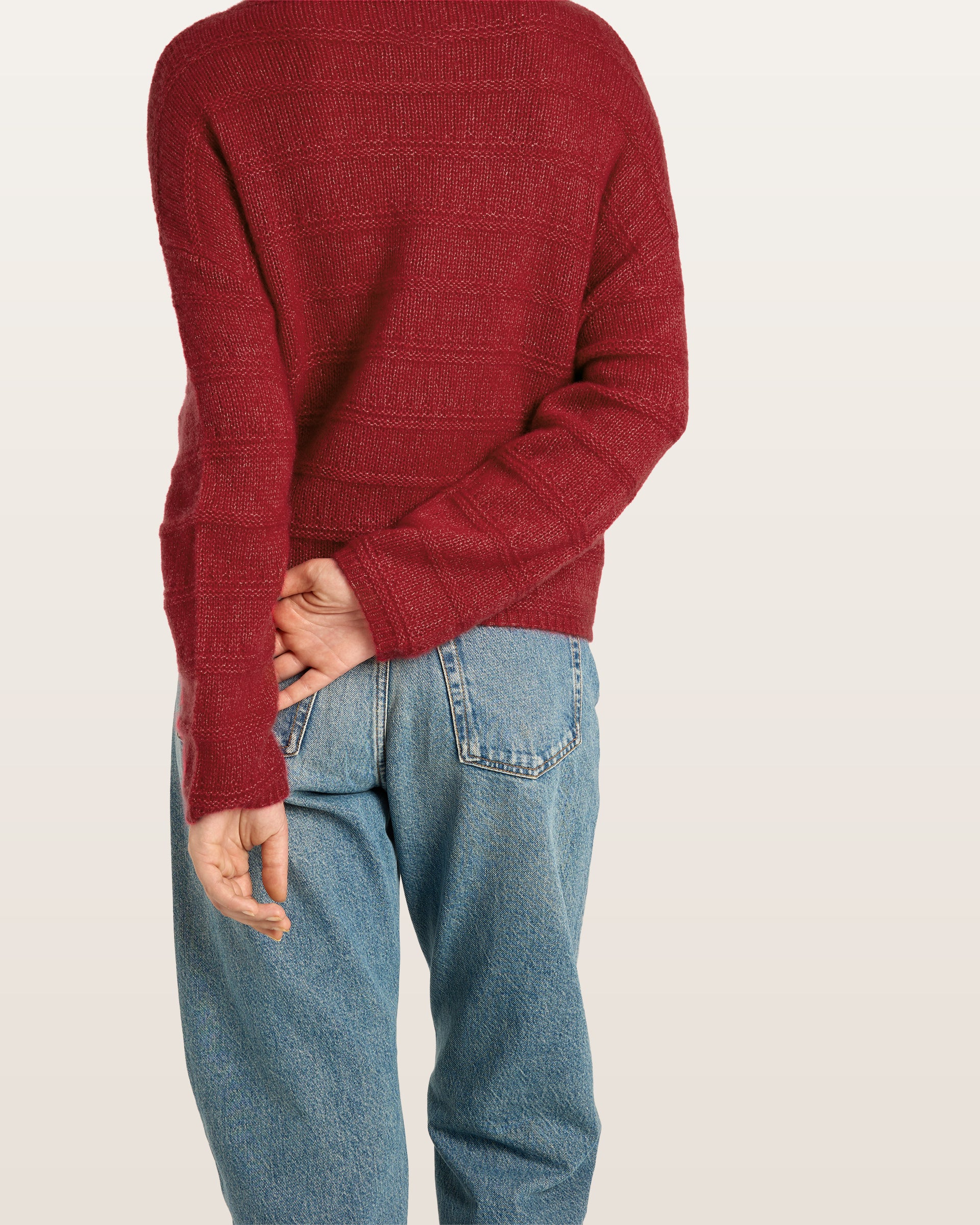 Damen Pullover aus 75 % Kaschmir und 25 % Seide in Royal Garnet – glatt und links gestrickter Pullover mit Streifenmuster in mittelschwerer Qualität und oversized Passform. Das Modell verfügt über einen Stehkragen, eine überschnittene Schulter sowie lange, schmale Ärmel und überzeugt mit einer modernen, entspannten Silhouette.