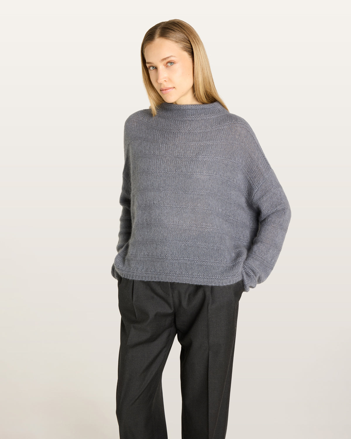 Damen Pullover aus 75 % Kaschmir und 25 % Seide in Storm – glatt und links gestrickter Pullover mit Streifenmuster in mittelschwerer Qualität und oversized Passform. Das Modell verfügt über einen Stehkragen, eine überschnittene Schulter sowie lange, schmale Ärmel und überzeugt mit einer modernen, entspannten Silhouette.