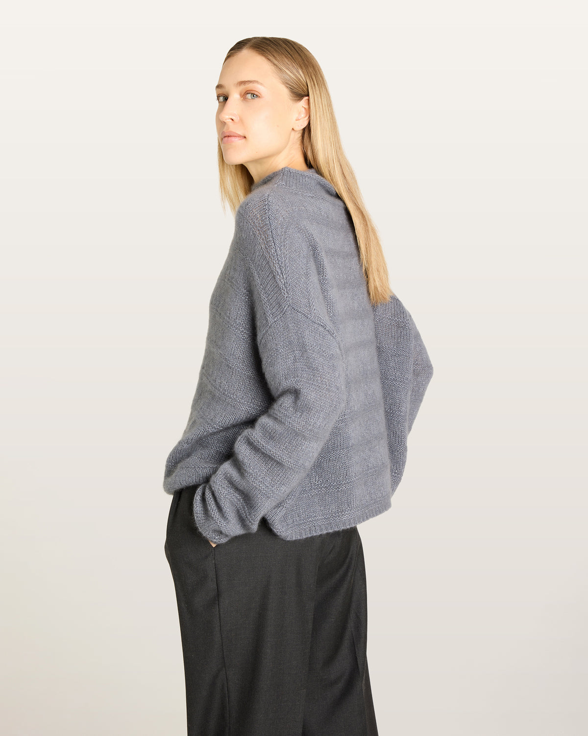 Damen Pullover aus 75 % Kaschmir und 25 % Seide in Storm – glatt und links gestrickter Pullover mit Streifenmuster in mittelschwerer Qualität und oversized Passform. Das Modell verfügt über einen Stehkragen, eine überschnittene Schulter sowie lange, schmale Ärmel und überzeugt mit einer modernen, entspannten Silhouette.