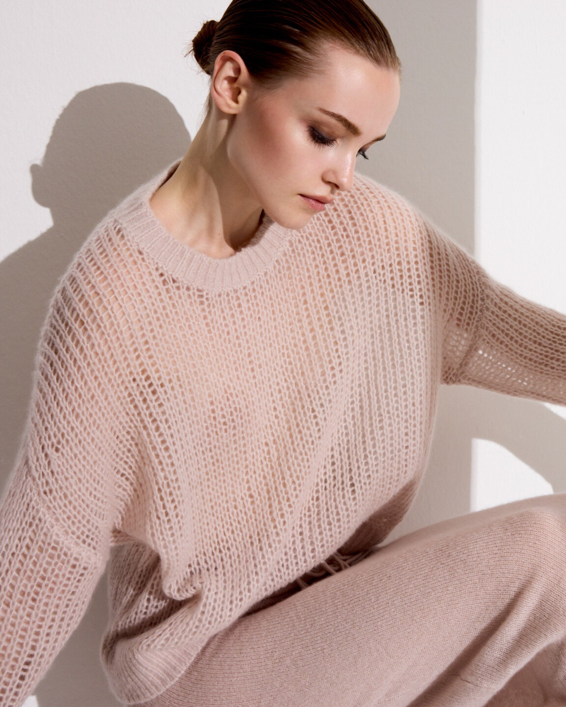 Damen Pullover in misty pink (rosa) aus Kaschmir-Seide – grob und locker gestrickt, transparent, oversized Passform, Rundhalsausschnitt mit Rippkragen, überschnittene Schultern, lange weite Ärmel und Rippbündchen an Ärmeln und Saum