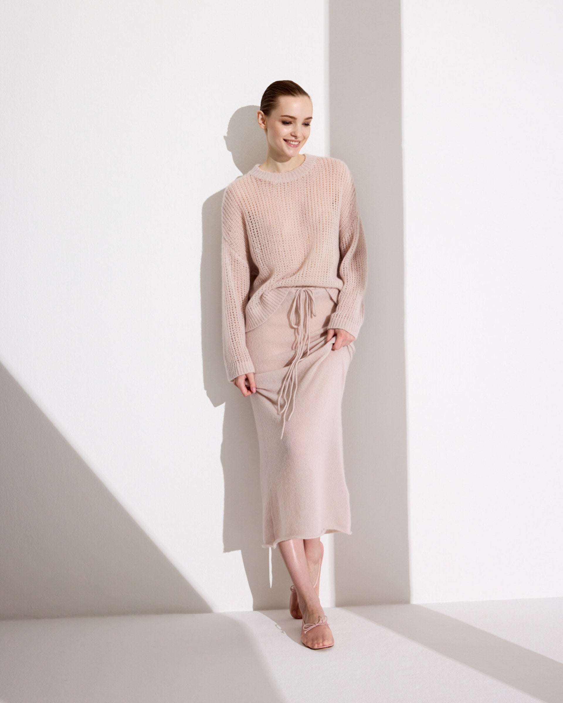 Damen Pullover in misty pink (rosa) aus Kaschmir-Seide – grob und locker gestrickt, transparent, oversized Passform, Rundhalsausschnitt mit Rippkragen, überschnittene Schultern, lange weite Ärmel und Rippbündchen an Ärmeln und Saum