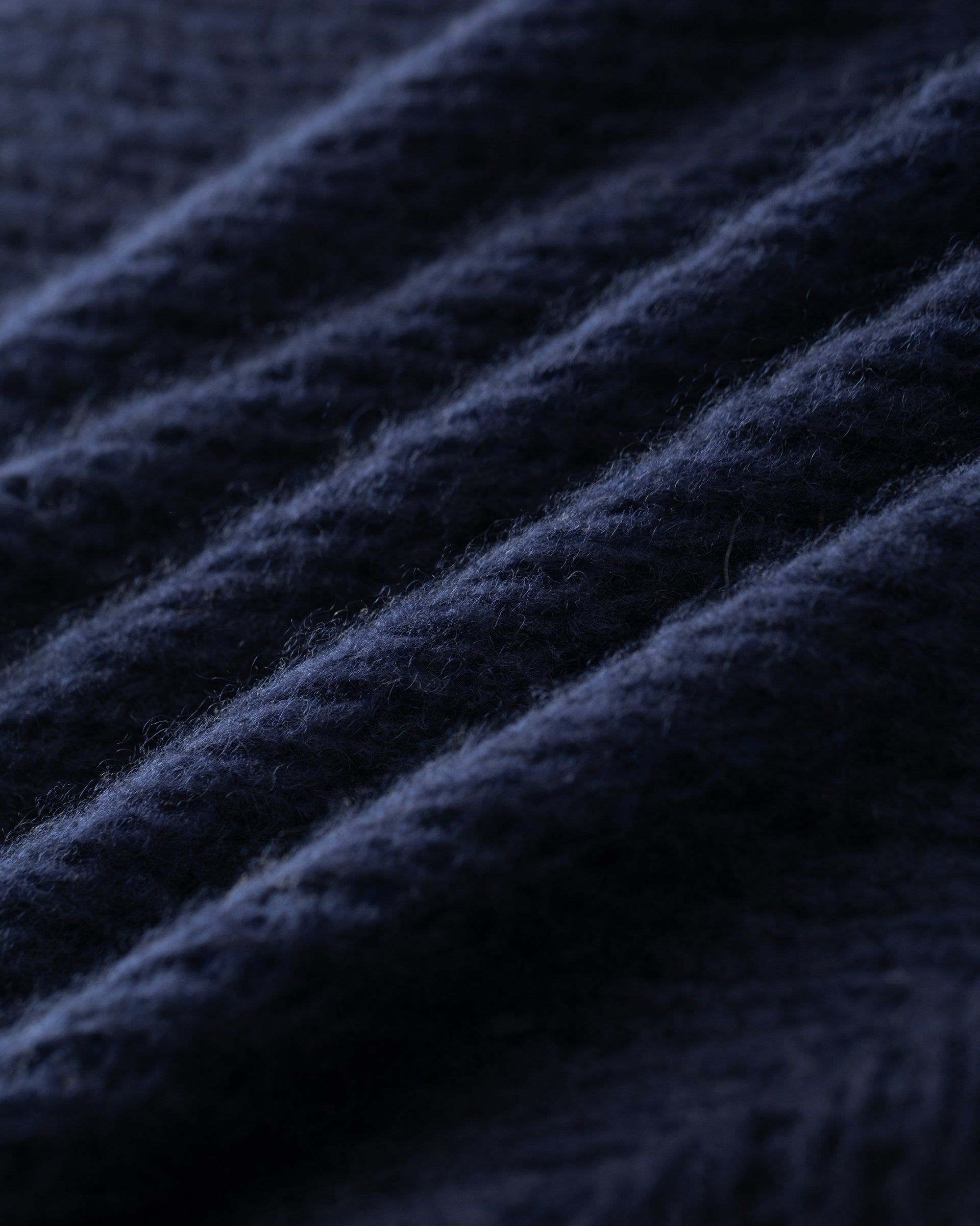 Damen Pullover in french navy (dunkelblau) aus Kaschmir-Seide – grob und locker gestrickt, transparent, oversized Passform, Rundhalsausschnitt mit Rippkragen, überschnittene Schultern, lange weite Ärmel und Rippbündchen an Ärmeln und Saum