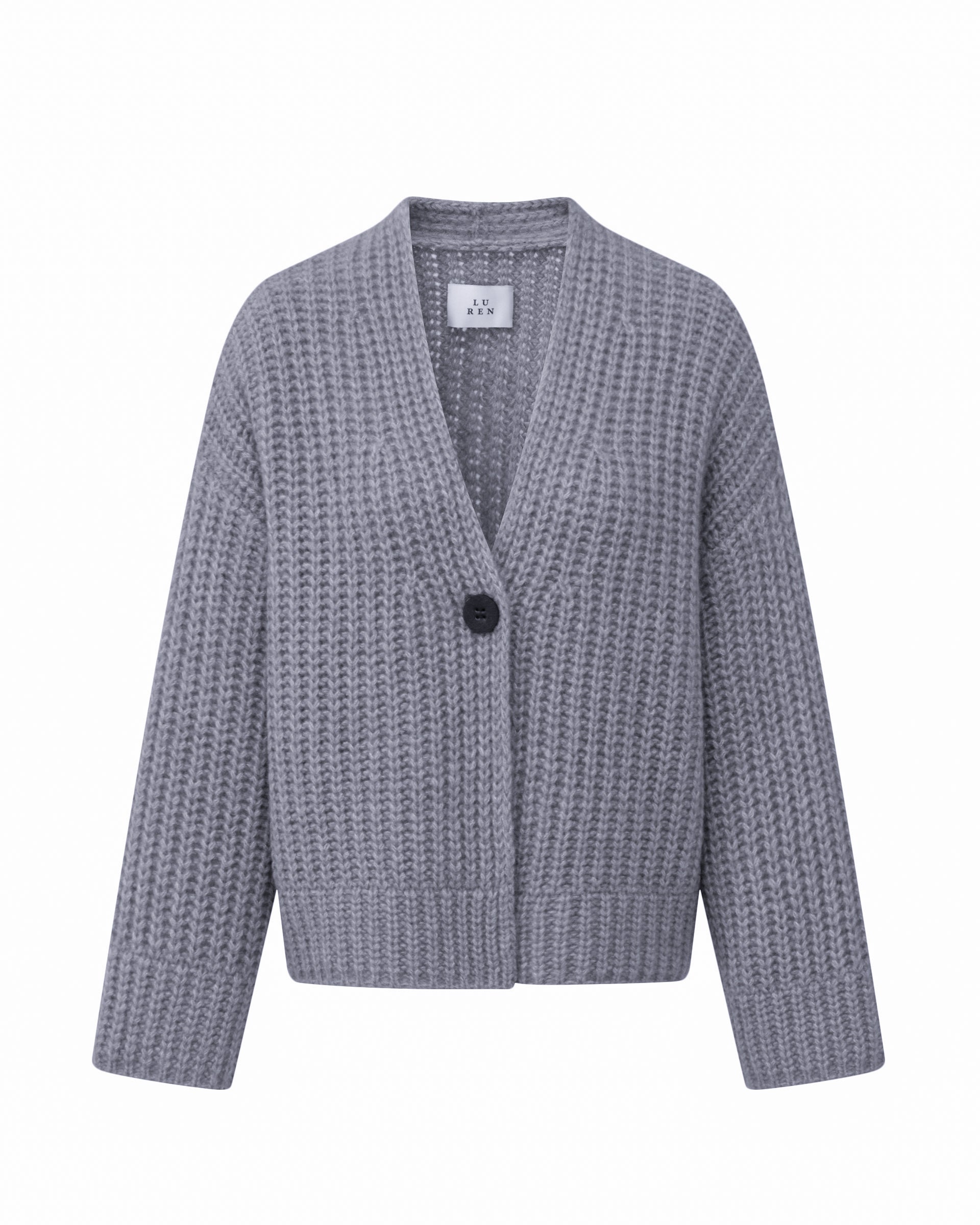 Damen Cardigan aus 75 % Kaschmir und 25 % Seide in Blue Mirage – im Halbpatent-Strickmuster gearbeiteter Cardigan in grober Strickqualität mit oversized Passform in kurzer, weiter Silhouette. Das Modell verfügt über eine überschnittene Schulter, lange, weite Ärmel sowie einen einzelnen Knopf aus waschbarem Leder als Verschlussdetail.