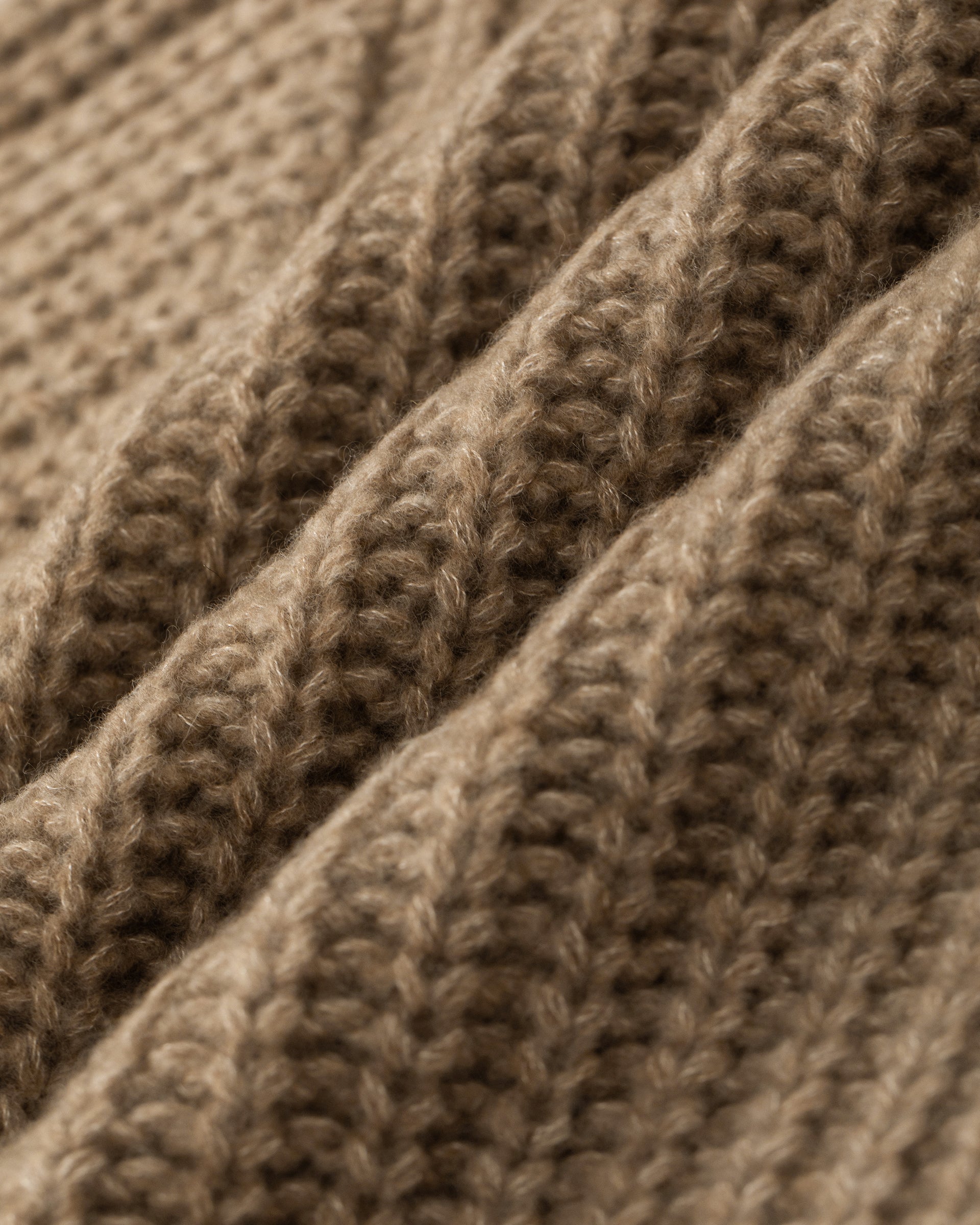 Damen Cardigan aus 75 % Kaschmir und 25 % Seide in Warm Sand – im Halbpatent-Strickmuster gearbeiteter Cardigan in grober Strickqualität mit oversized Passform in kurzer, weiter Silhouette. Das Modell verfügt über eine überschnittene Schulter, lange, weite Ärmel sowie einen einzelnen Knopf aus waschbarem Leder als Verschlussdetail.