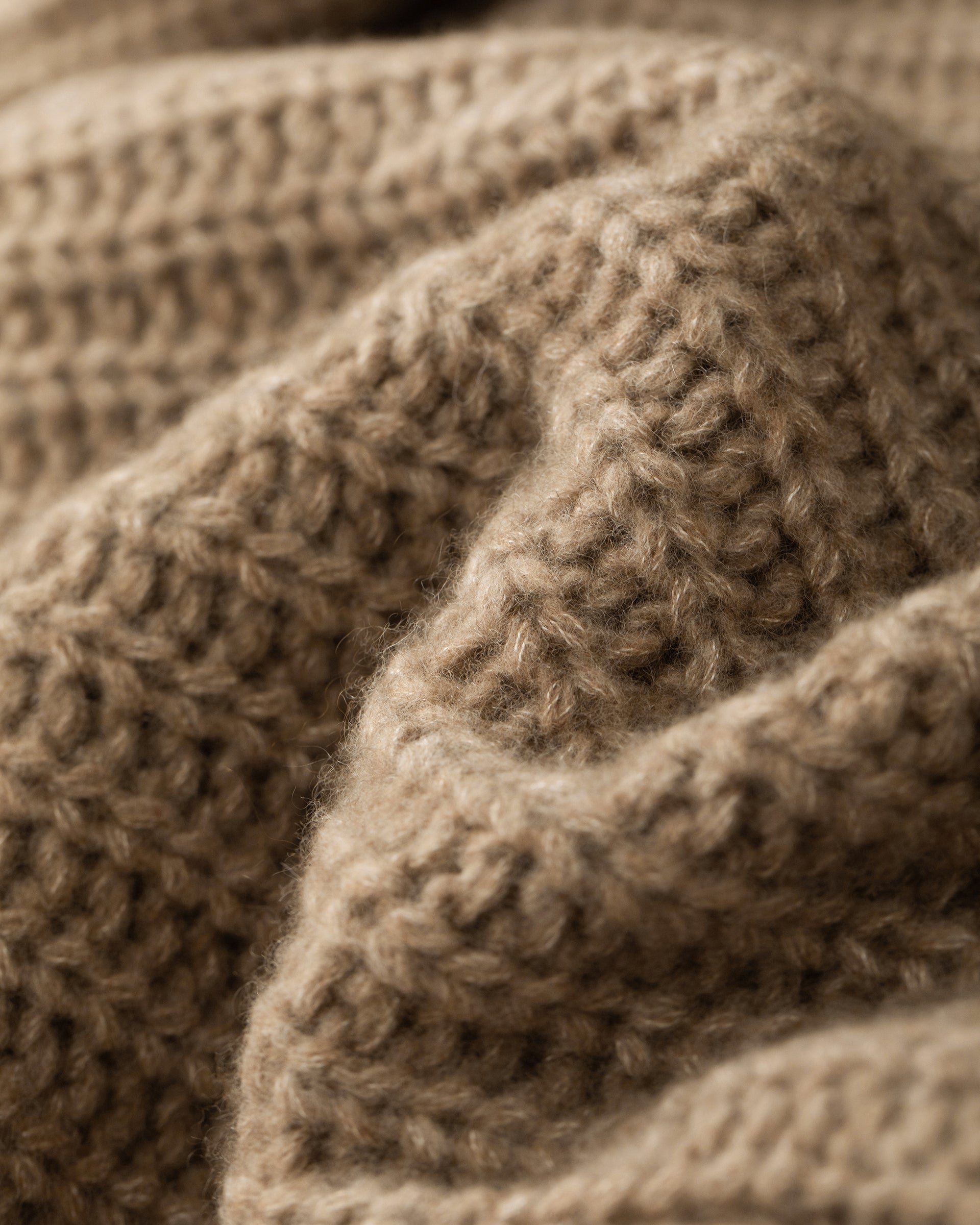 Damen Cardigan aus 75 % Kaschmir und 25 % Seide in Warm Sand – im Halbpatent-Strickmuster gearbeiteter Cardigan in grober Strickqualität mit oversized Passform in kurzer, weiter Silhouette. Das Modell verfügt über eine überschnittene Schulter, lange, weite Ärmel sowie einen einzelnen Knopf aus waschbarem Leder als Verschlussdetail.