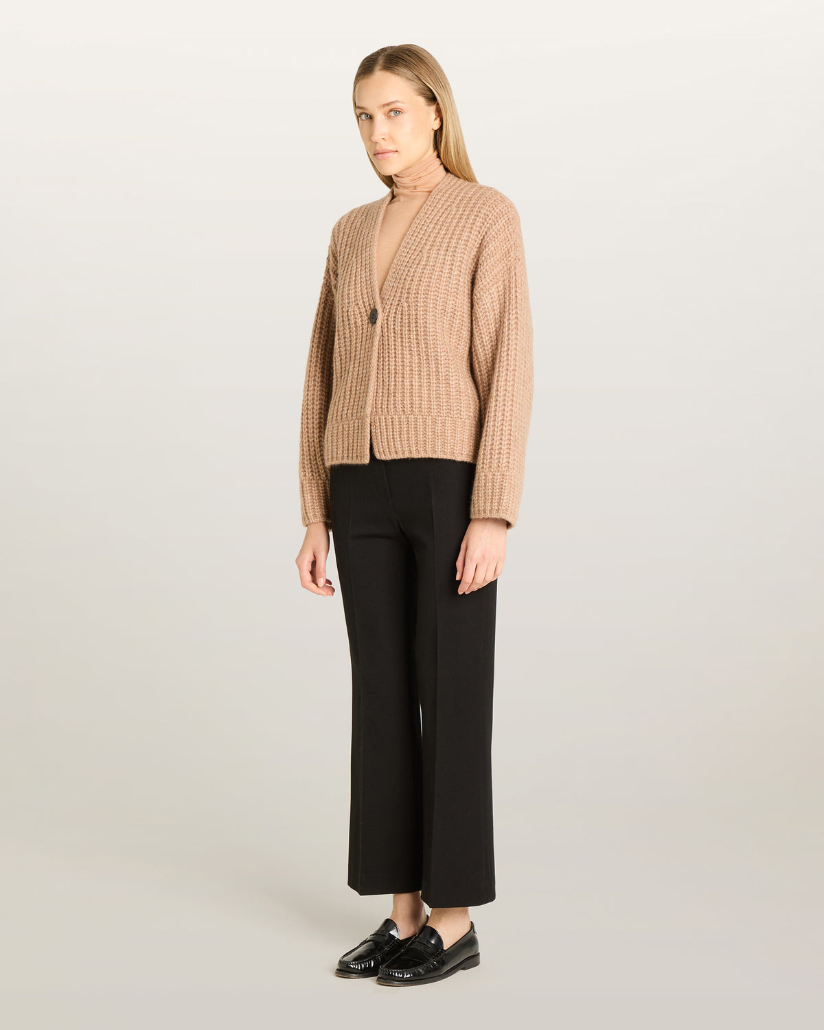 Damen Cardigan aus 75 % Kaschmir und 25 % Seide in Fawn – im Halbpatent-Strickmuster gearbeiteter Cardigan in grober Strickqualität mit oversized Passform in kurzer, weiter Silhouette. Das Modell verfügt über eine überschnittene Schulter, lange, weite Ärmel sowie einen einzelnen Knopf aus waschbarem Leder als Verschlussdetail.