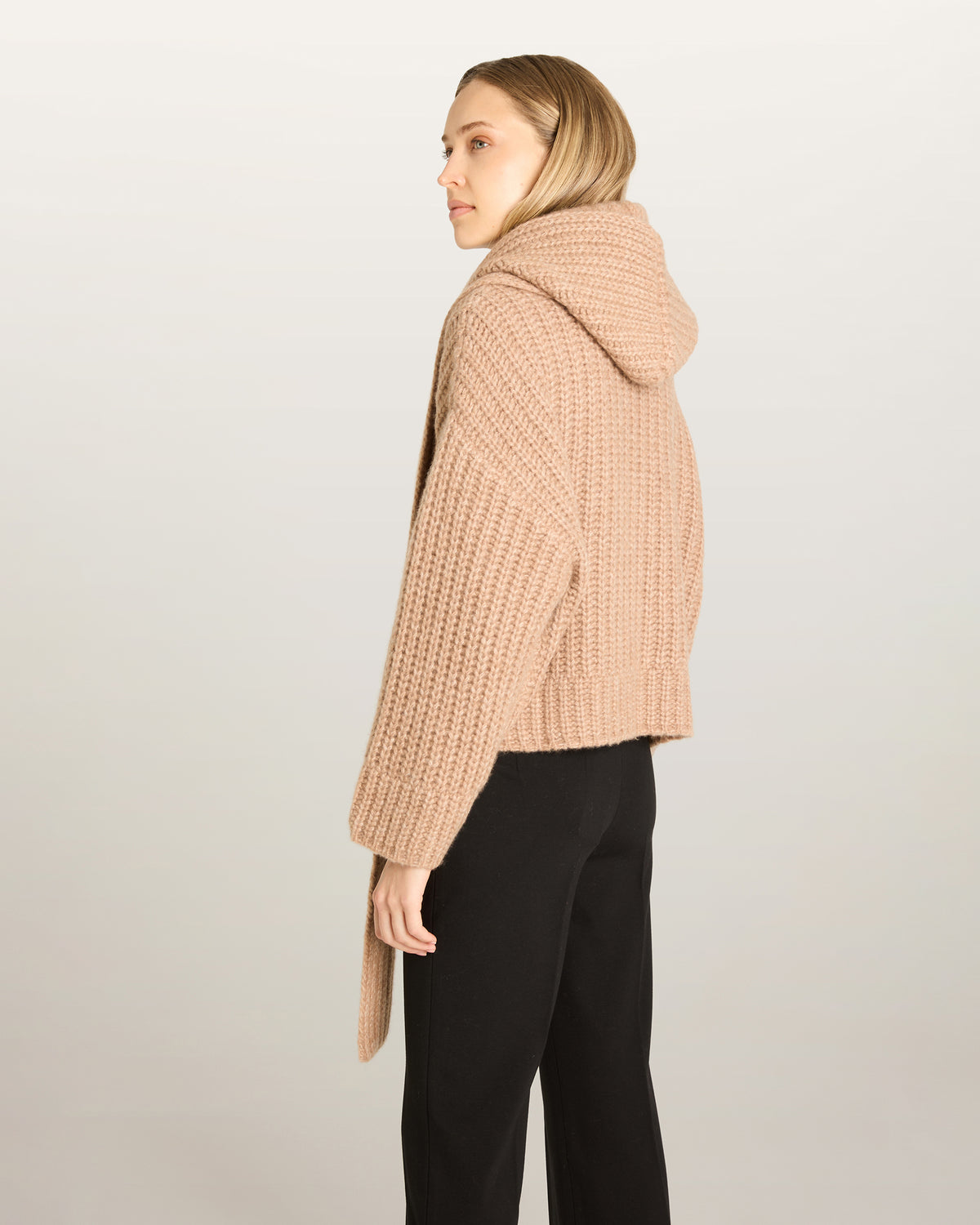 Damen Cardigan aus 75 % Kaschmir und 25 % Seide in Fawn – im Halbpatent-Strickmuster gearbeiteter Cardigan in grober Strickqualität mit oversized Passform in kurzer, weiter Silhouette. Das Modell verfügt über eine überschnittene Schulter, lange, weite Ärmel sowie einen einzelnen Knopf aus waschbarem Leder als Verschlussdetail.