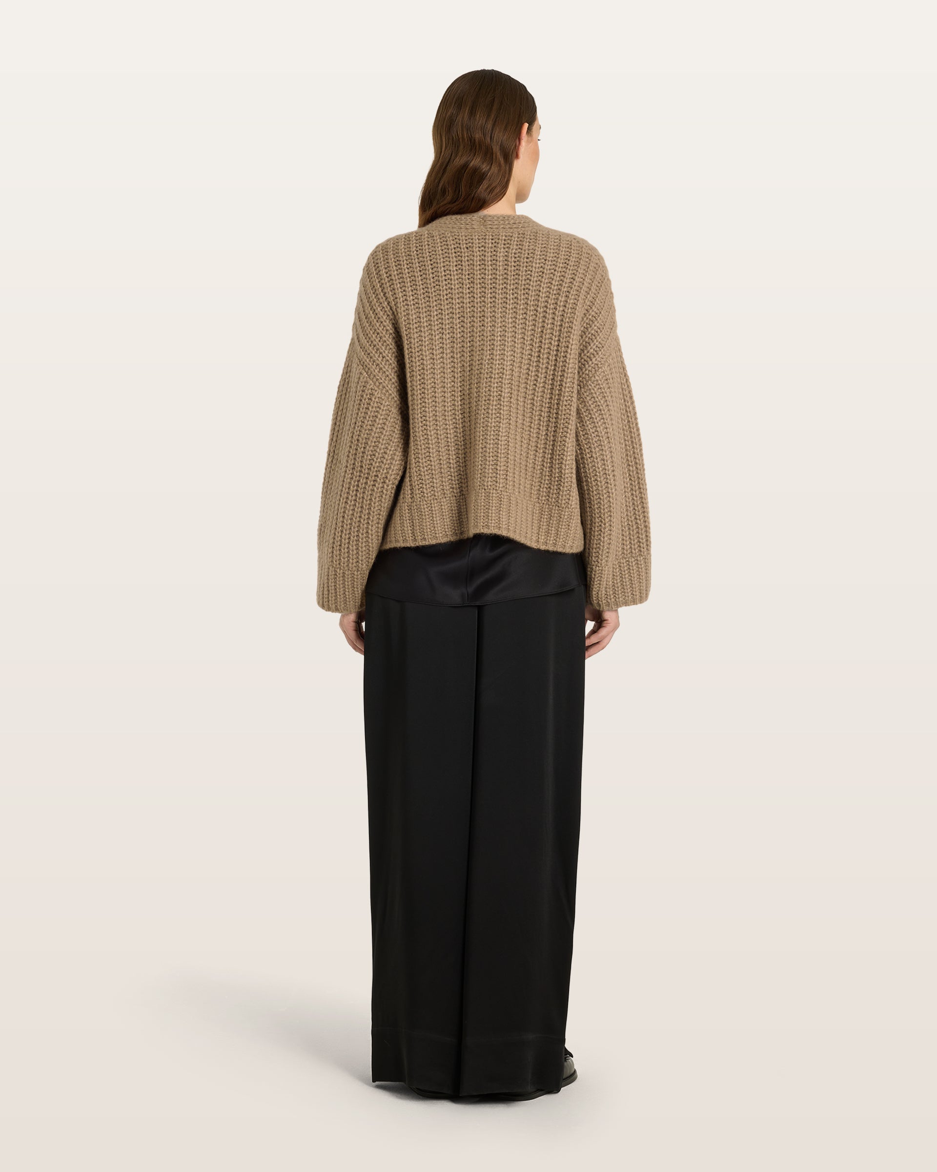 Damen Cardigan aus 75 % Kaschmir und 25 % Seide in Warm Sand – im Halbpatent-Strickmuster gearbeiteter Cardigan in grober Strickqualität mit oversized Passform in kurzer, weiter Silhouette. Das Modell verfügt über eine überschnittene Schulter, lange, weite Ärmel sowie einen einzelnen Knopf aus waschbarem Leder als Verschlussdetail.