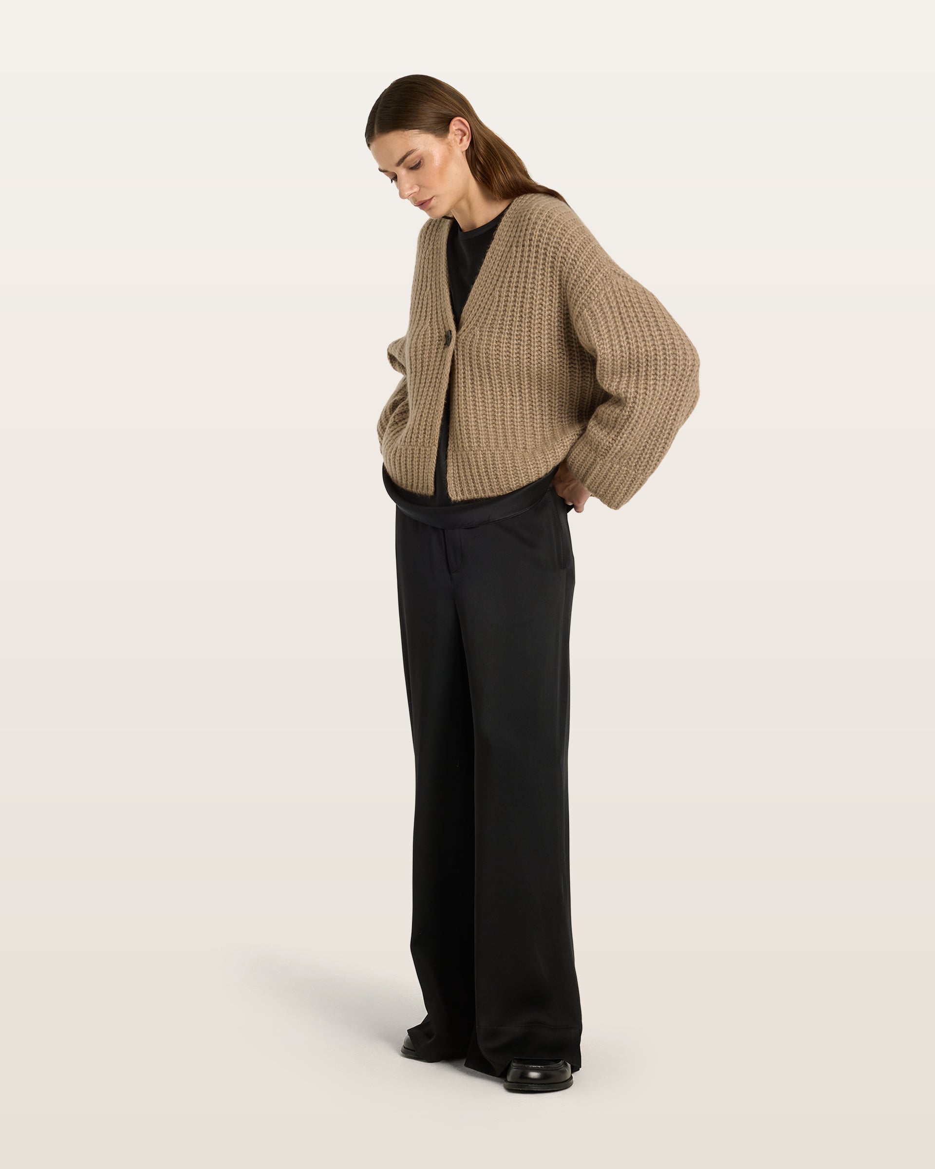 Damen Cardigan aus 75 % Kaschmir und 25 % Seide in Warm Sand – im Halbpatent-Strickmuster gearbeiteter Cardigan in grober Strickqualität mit oversized Passform in kurzer, weiter Silhouette. Das Modell verfügt über eine überschnittene Schulter, lange, weite Ärmel sowie einen einzelnen Knopf aus waschbarem Leder als Verschlussdetail.
