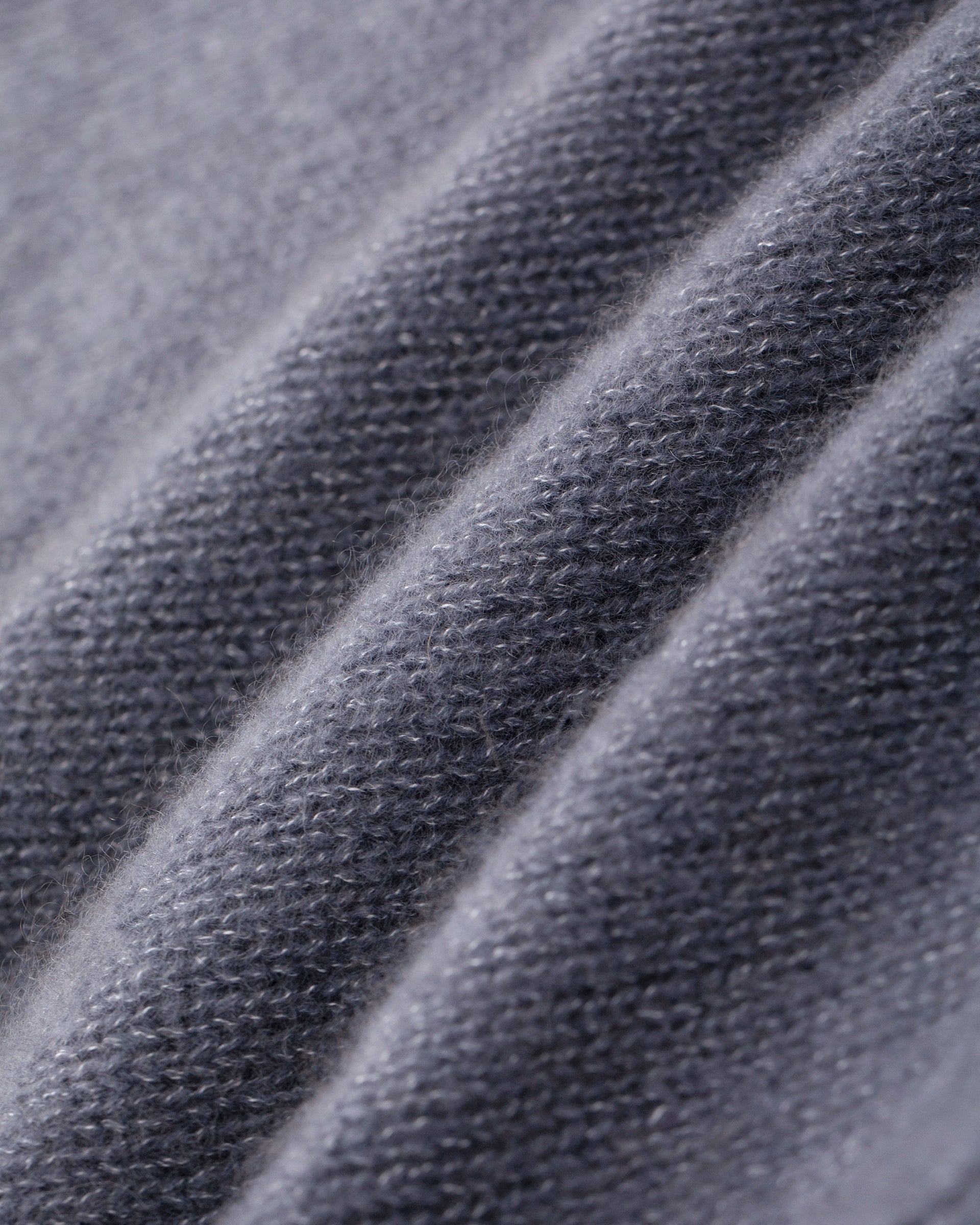 Damen Pullover aus 75 % Kaschmir und 25 % Seide in Blue Mirage – glatt und locker gestrickter Pullover in mittelschwerer Qualität mit locker fallender Passform, Rundhalsausschnitt mit breitem Kragen in Rippstruktur, Raglanärmeln sowie langen, relaxten Ärmeln. Saum und Ärmelbündchen sind in Rippstruktur gearbeitet. Schlitze an den Seiten verleihen dem Modell eine moderne, lässige Silhouette.