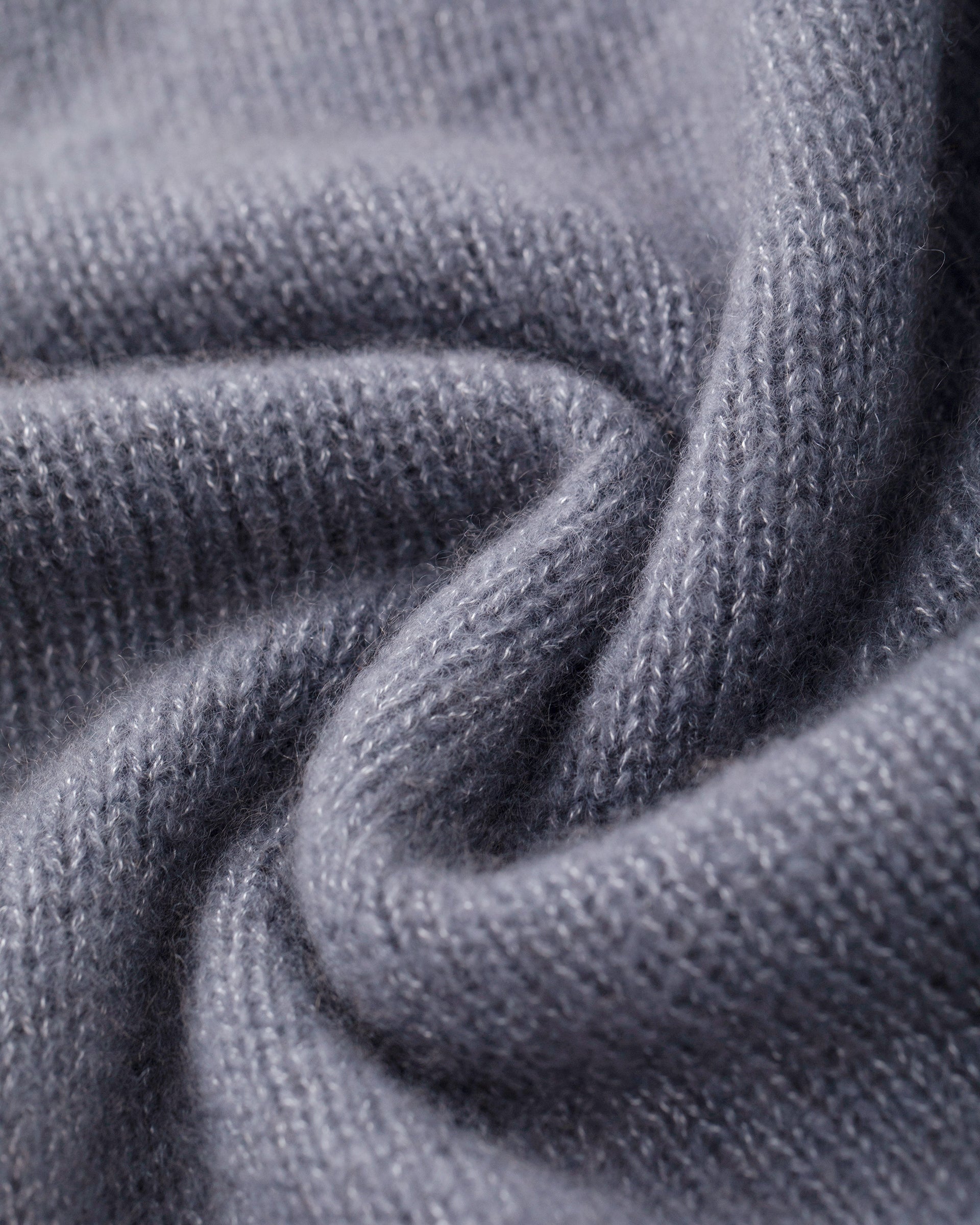 Damen Pullover aus 75 % Kaschmir und 25 % Seide in Blue Mirage – glatt und locker gestrickter Pullover in mittelschwerer Qualität mit locker fallender Passform, Rundhalsausschnitt mit breitem Kragen in Rippstruktur, Raglanärmeln sowie langen, relaxten Ärmeln. Saum und Ärmelbündchen sind in Rippstruktur gearbeitet. Schlitze an den Seiten verleihen dem Modell eine moderne, lässige Silhouette.