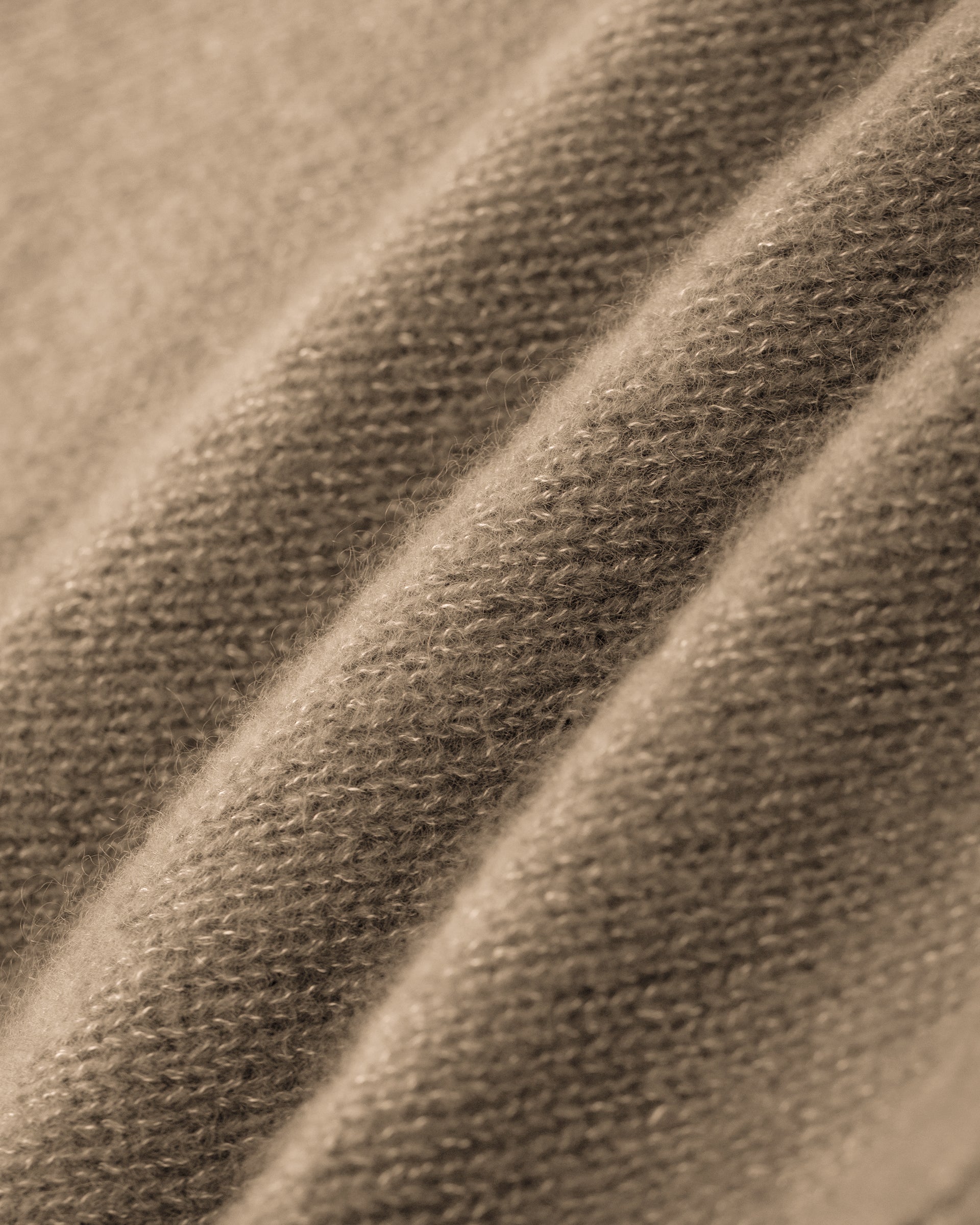 Damen Pullover aus 75 % Kaschmir und 25 % Seide in Warm Sand – glatt und locker gestrickter Pullover in mittelschwerer Qualität mit locker fallender Passform, Rundhalsausschnitt mit breitem Kragen in Rippstruktur, Raglanärmeln sowie langen, relaxten Ärmeln. Saum und Ärmelbündchen sind in Rippstruktur gearbeitet. Schlitze an den Seiten verleihen dem Modell eine moderne, lässige Silhouette.
