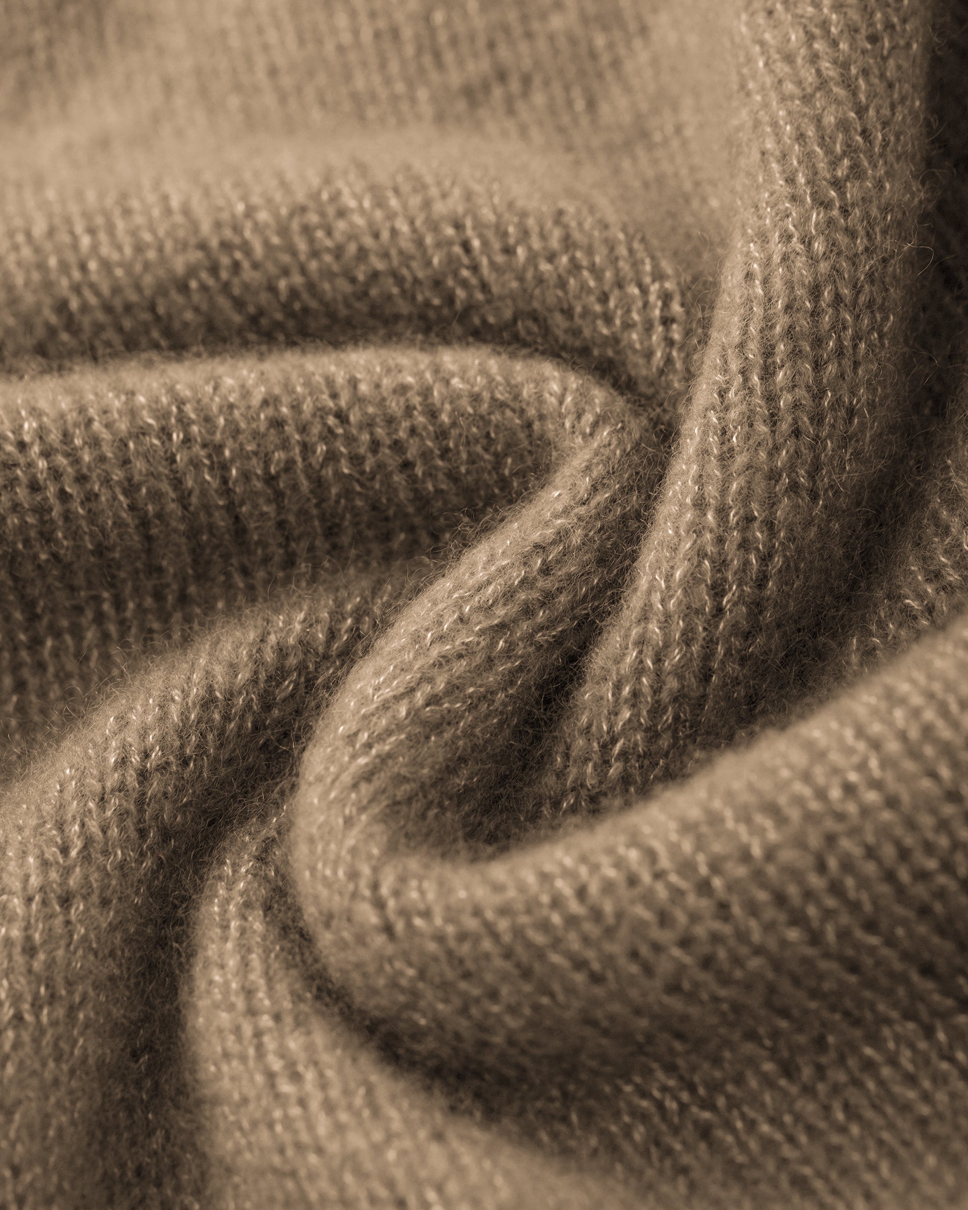 Damen Pullover aus 75 % Kaschmir und 25 % Seide in Warm Sand – glatt und locker gestrickter Pullover in mittelschwerer Qualität mit locker fallender Passform, Rundhalsausschnitt mit breitem Kragen in Rippstruktur, Raglanärmeln sowie langen, relaxten Ärmeln. Saum und Ärmelbündchen sind in Rippstruktur gearbeitet. Schlitze an den Seiten verleihen dem Modell eine moderne, lässige Silhouette.