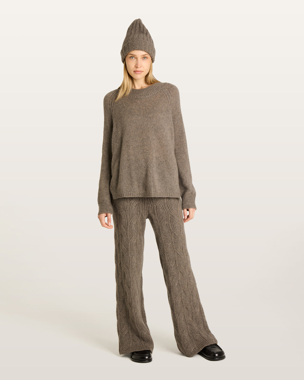 Damen Pullover aus 75 % Kaschmir und 25 % Seide in Earth – glatt und locker gestrickter Pullover in mittelschwerer Qualität mit locker fallender Passform, Rundhalsausschnitt mit breitem Kragen in Rippstruktur, Raglanärmeln sowie langen, relaxten Ärmeln. Saum und Ärmelbündchen sind in Rippstruktur gearbeitet. Schlitze an den Seiten verleihen dem Modell eine moderne, lässige Silhouette.