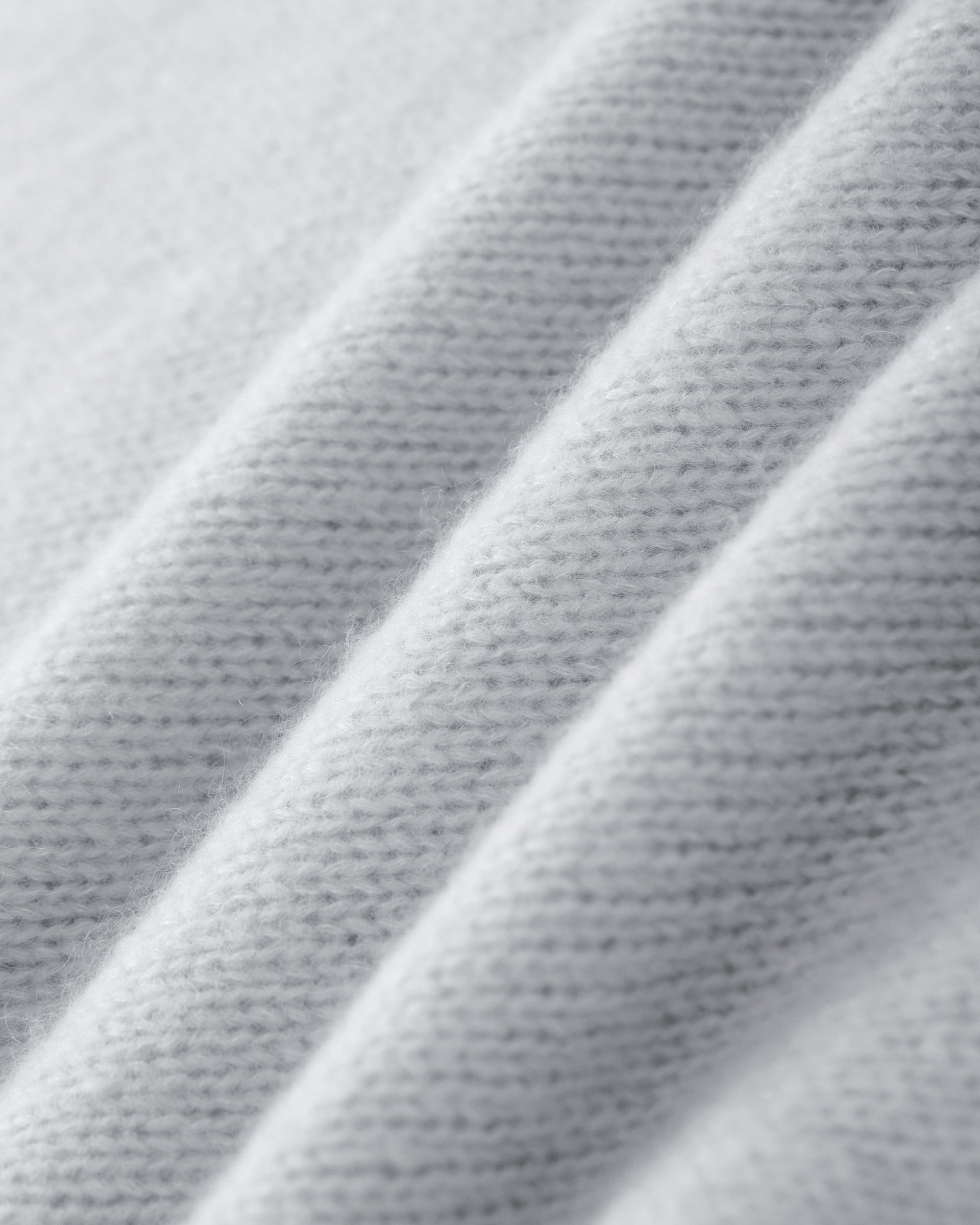 Damen Pullover in Bluish White (zartes hellblau) aus Kaschmir-Seide – mittelschwerer Strick mit kurzer, breiter Passform, Rundhalsausschnitt und relaxten Ärmeln