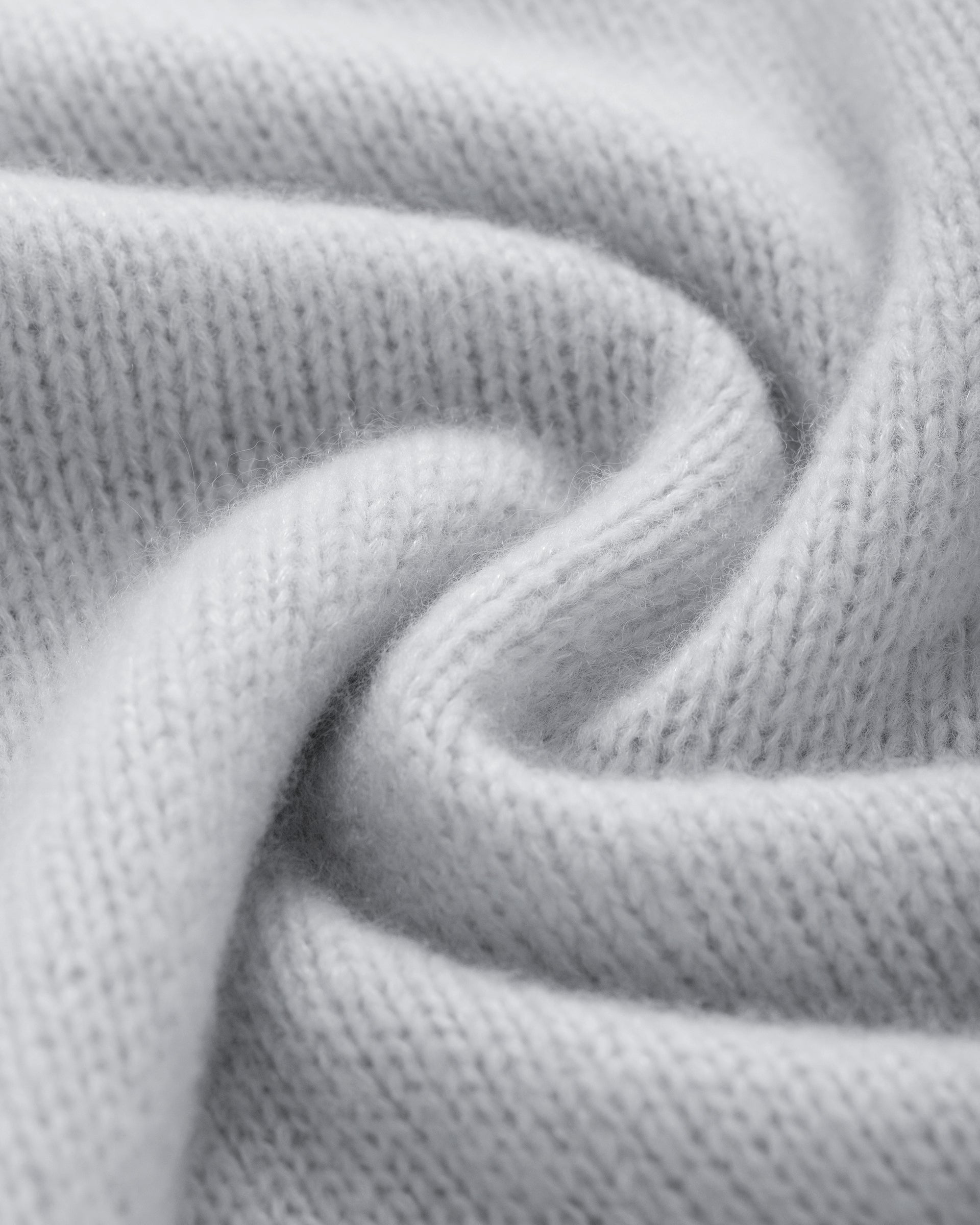 Damen Pullover in Bluish White (zartes hellblau) aus Kaschmir-Seide – mittelschwerer Strick mit kurzer, breiter Passform, Rundhalsausschnitt und relaxten Ärmeln