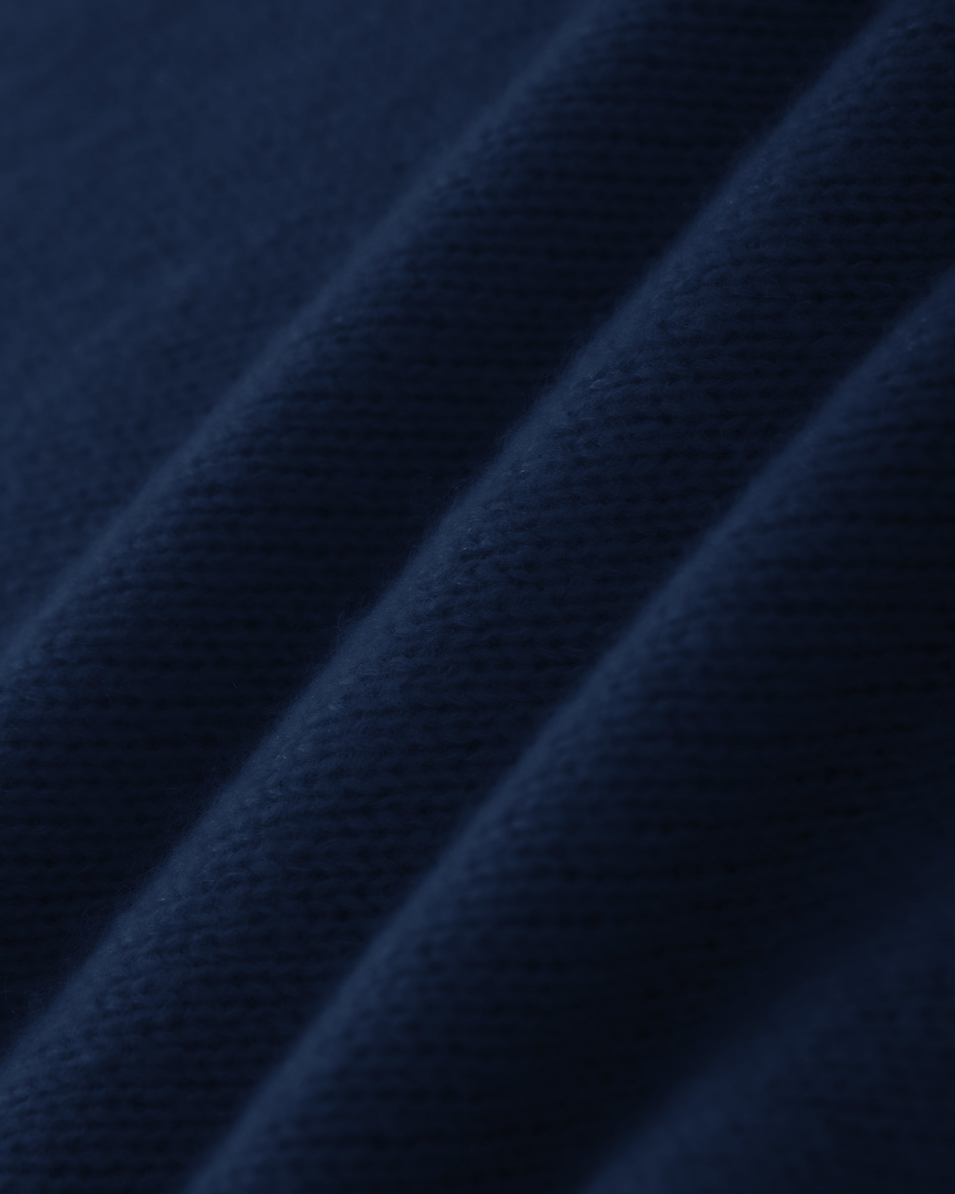 Damen Pullover in French Navy (dunkelblau) aus Kaschmir-Seide – mittelschwerer Strick mit kurzer, breiter Passform, Rundhalsausschnitt und relaxten Ärmeln