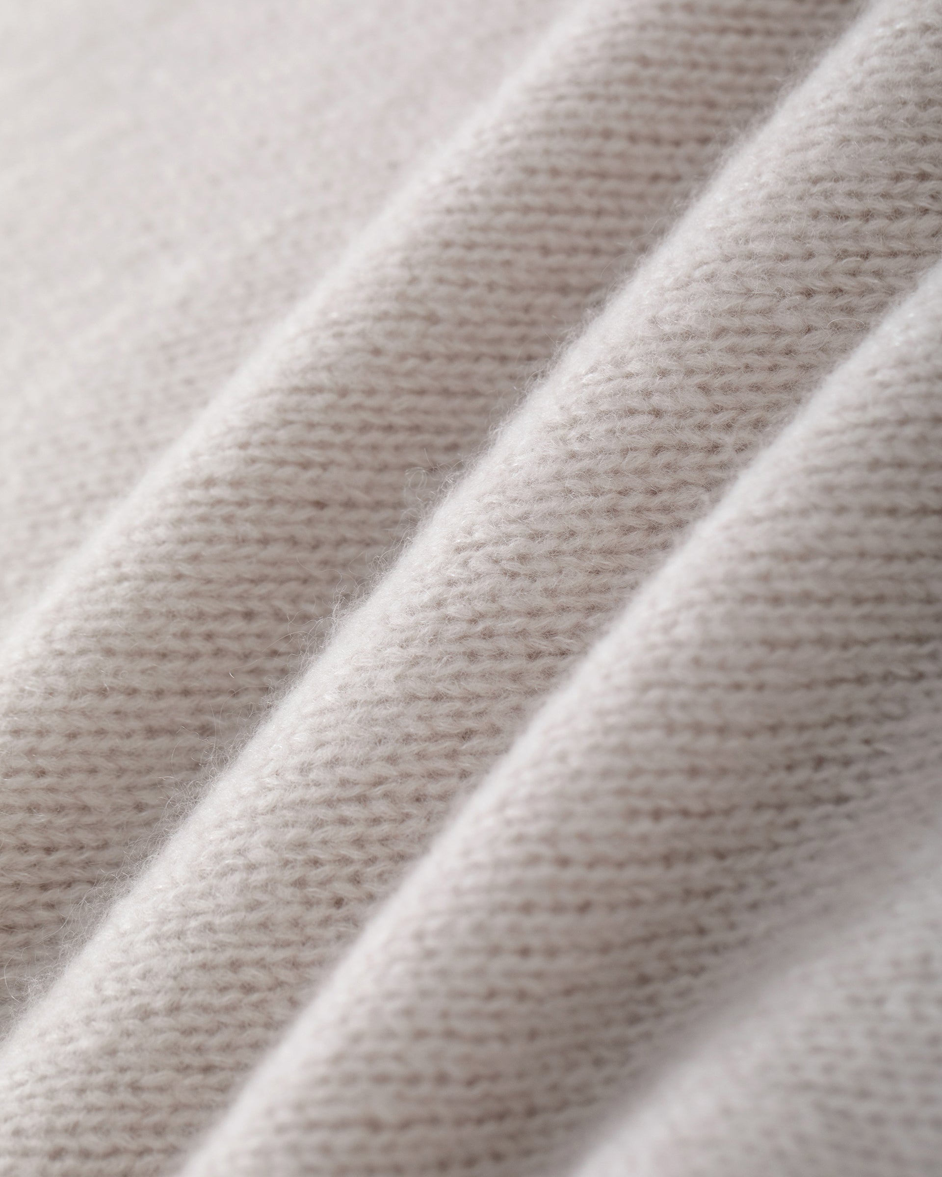 Damen Pullover in Misty Pink (hellrosa) aus Kaschmir-Seide – mittelschwerer Strick mit kurzer, breiter Passform, Rundhalsausschnitt und relaxten Ärmeln