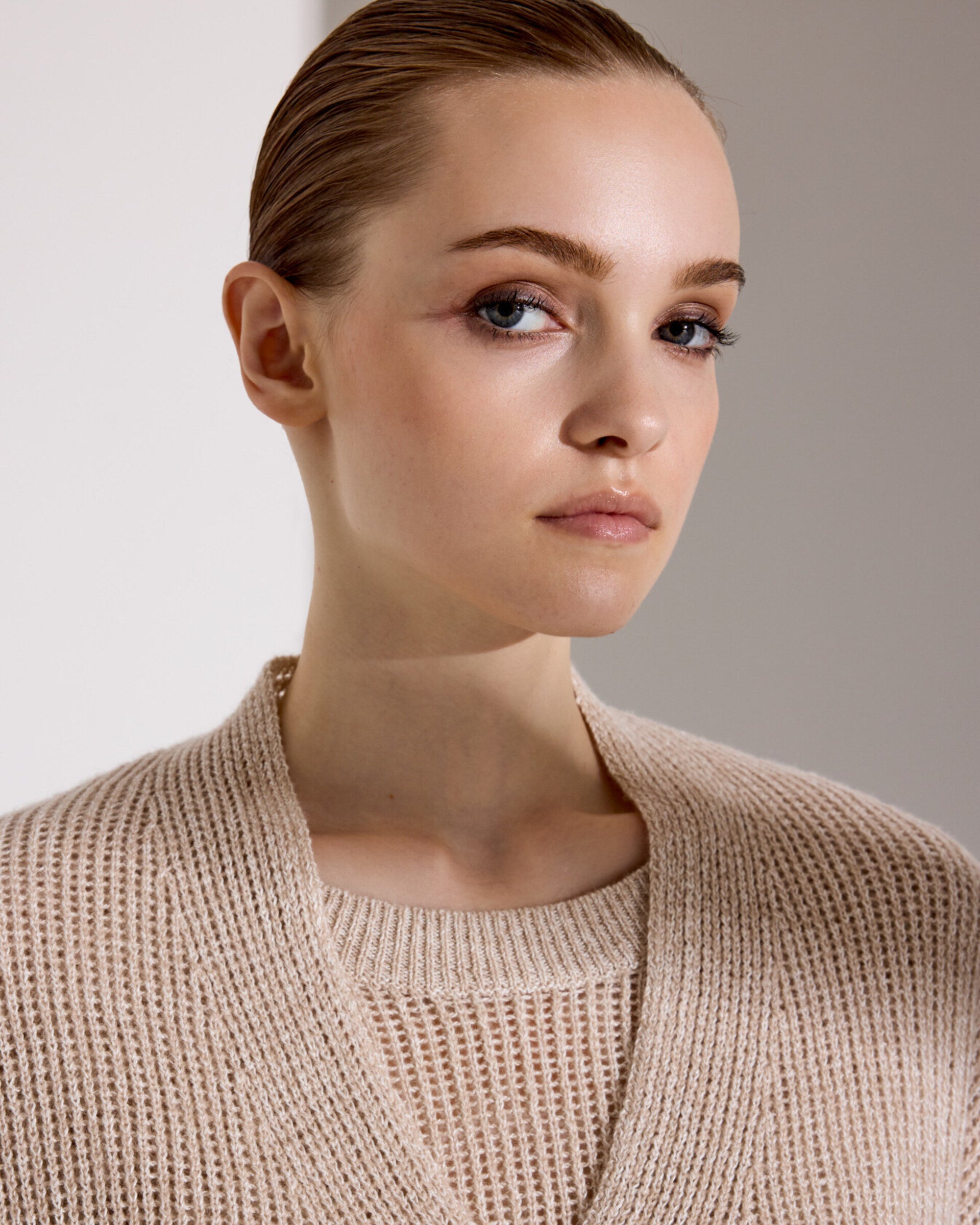 Damen Cardigan in barley (beige) aus Leinen-Kaschmir – mittelschwerer Strick mit transparentem Lochmuster, oversized Form, großer Ausschnitt mit Kunststoffknöpfen, überschnittene Schultern, lange relaxte Ärmel sowie Rippbündchen an Saum und Ärmeln