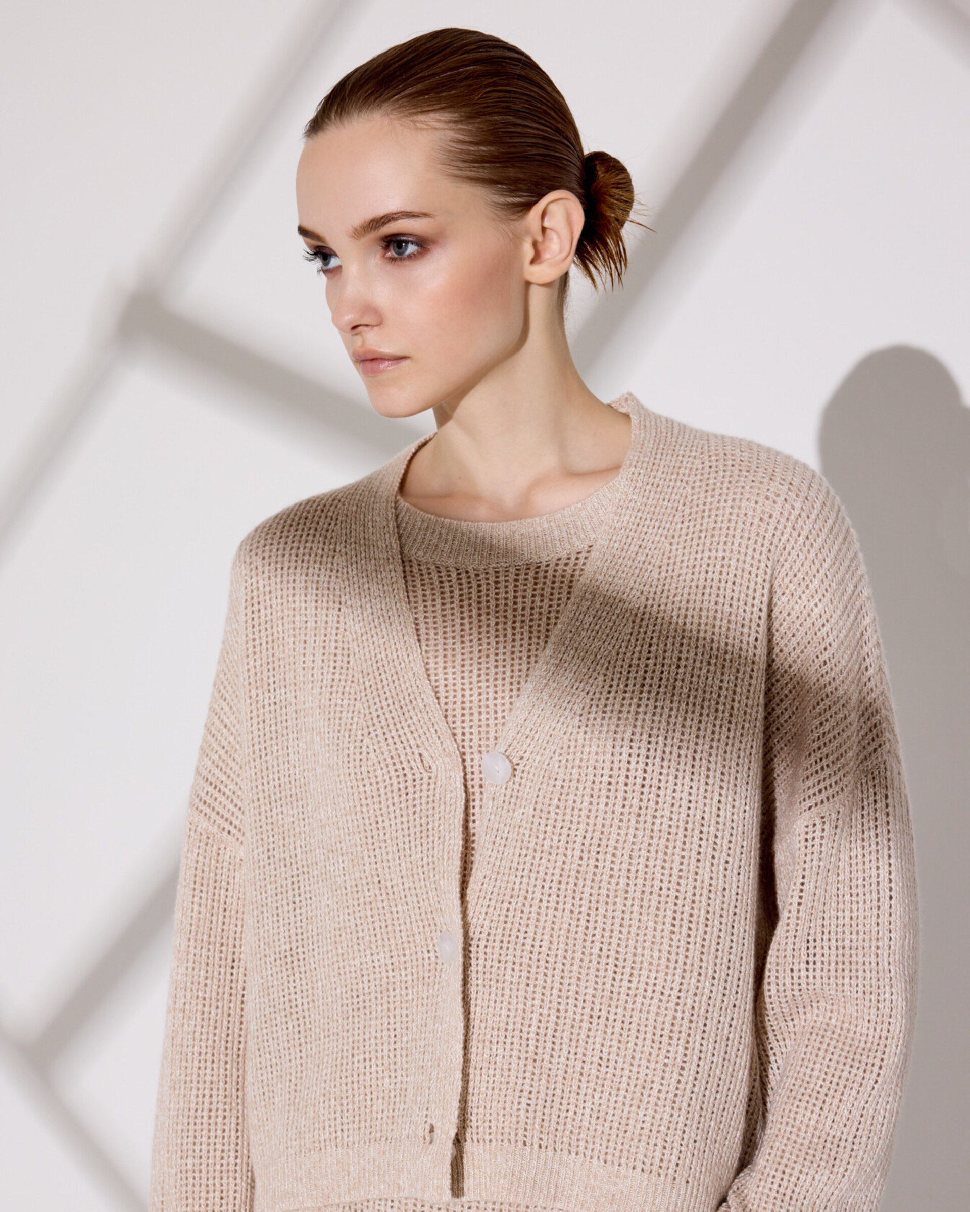 Damen Cardigan in barley (beige) aus Leinen-Kaschmir – mittelschwerer Strick mit transparentem Lochmuster, oversized Form, großer Ausschnitt mit Kunststoffknöpfen, überschnittene Schultern, lange relaxte Ärmel sowie Rippbündchen an Saum und Ärmeln