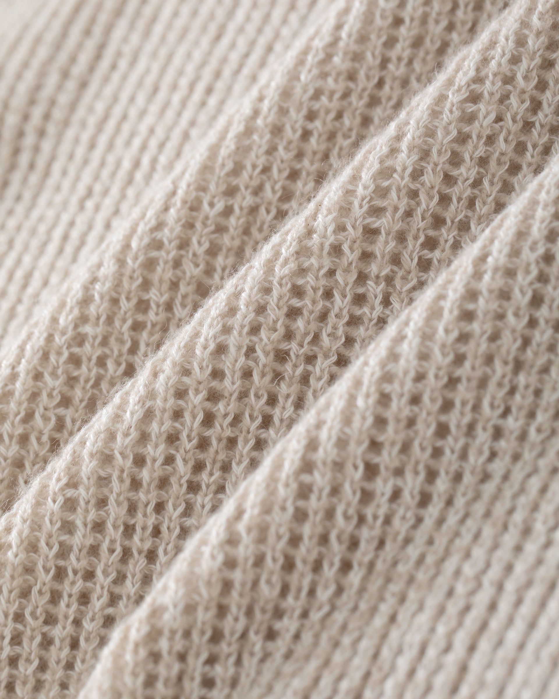 Damen Cardigan in barley (beige) aus Leinen-Kaschmir – mittelschwerer Strick mit transparentem Lochmuster, oversized Form, großer Ausschnitt mit Kunststoffknöpfen, überschnittene Schultern, lange relaxte Ärmel sowie Rippbündchen an Saum und Ärmeln