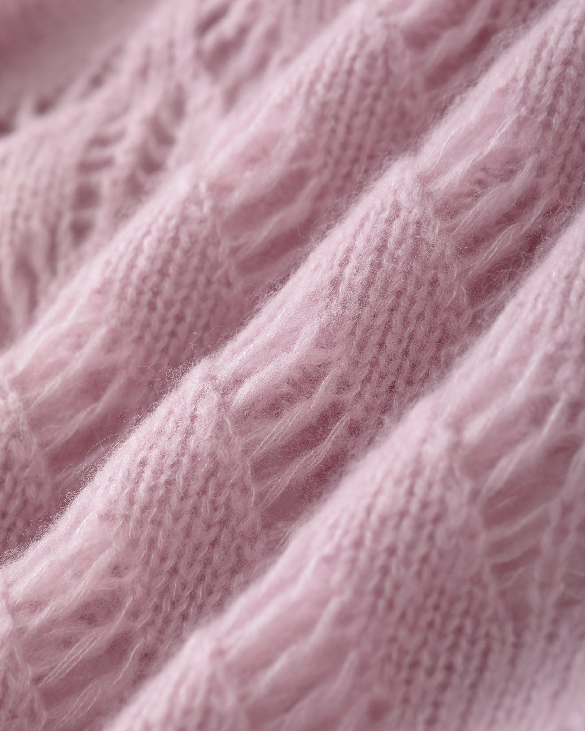 Damen Pullover aus 75 % Kaschmir und 25 % Seide in light raspberry (rosa) – Grafisches, durchsichtiges Lochstrickmuster mit
Langen geraden Ärmeln.